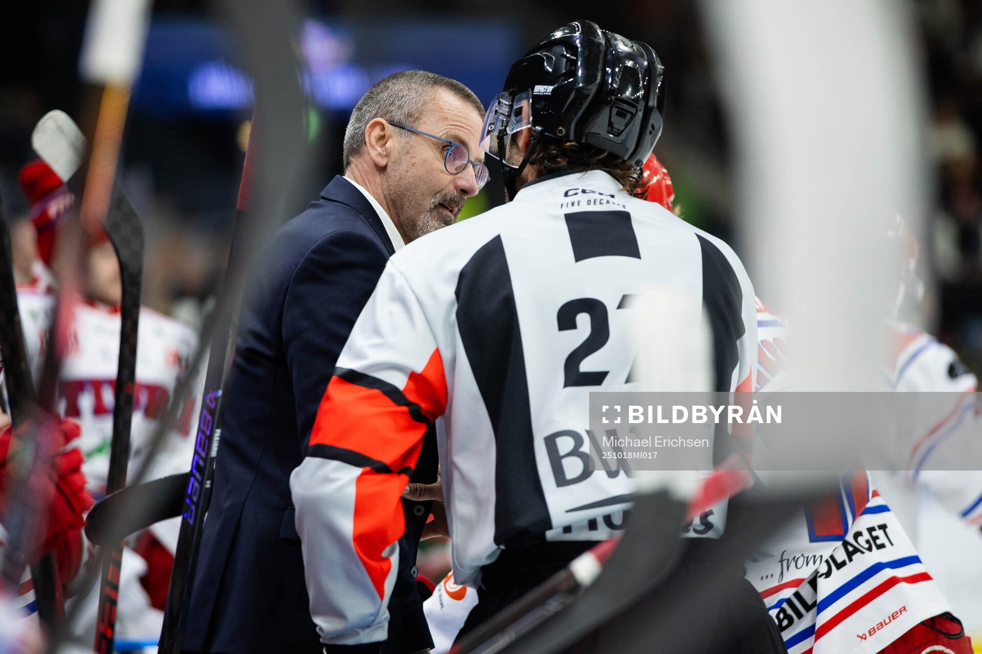 Timrås tränare Tommy Samuelsson och domare Mikael