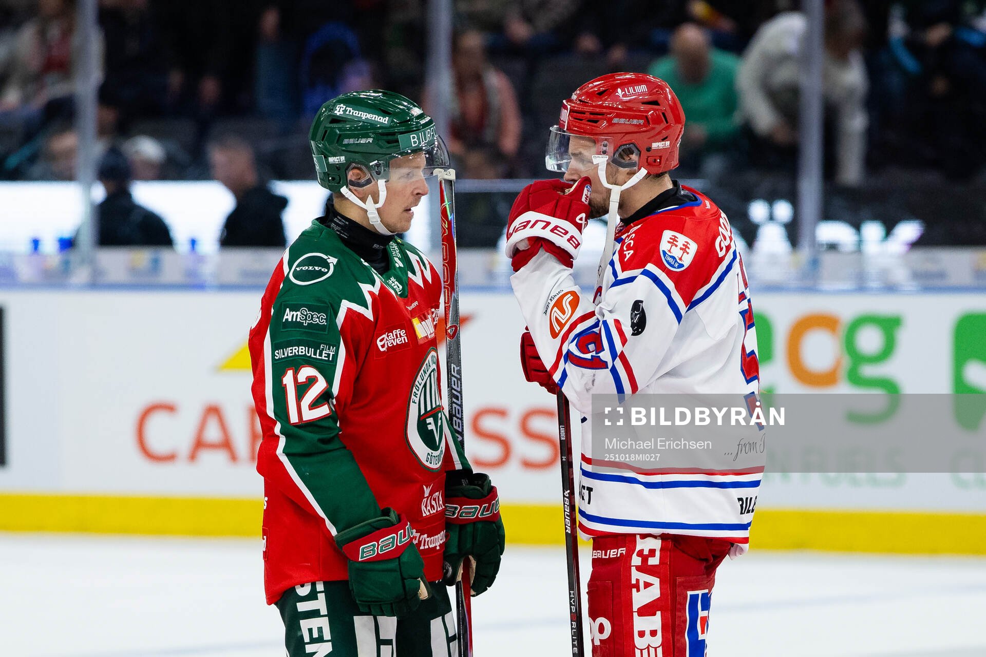 Frölundas Max Friberg och Timrås Anton Lander pratar med