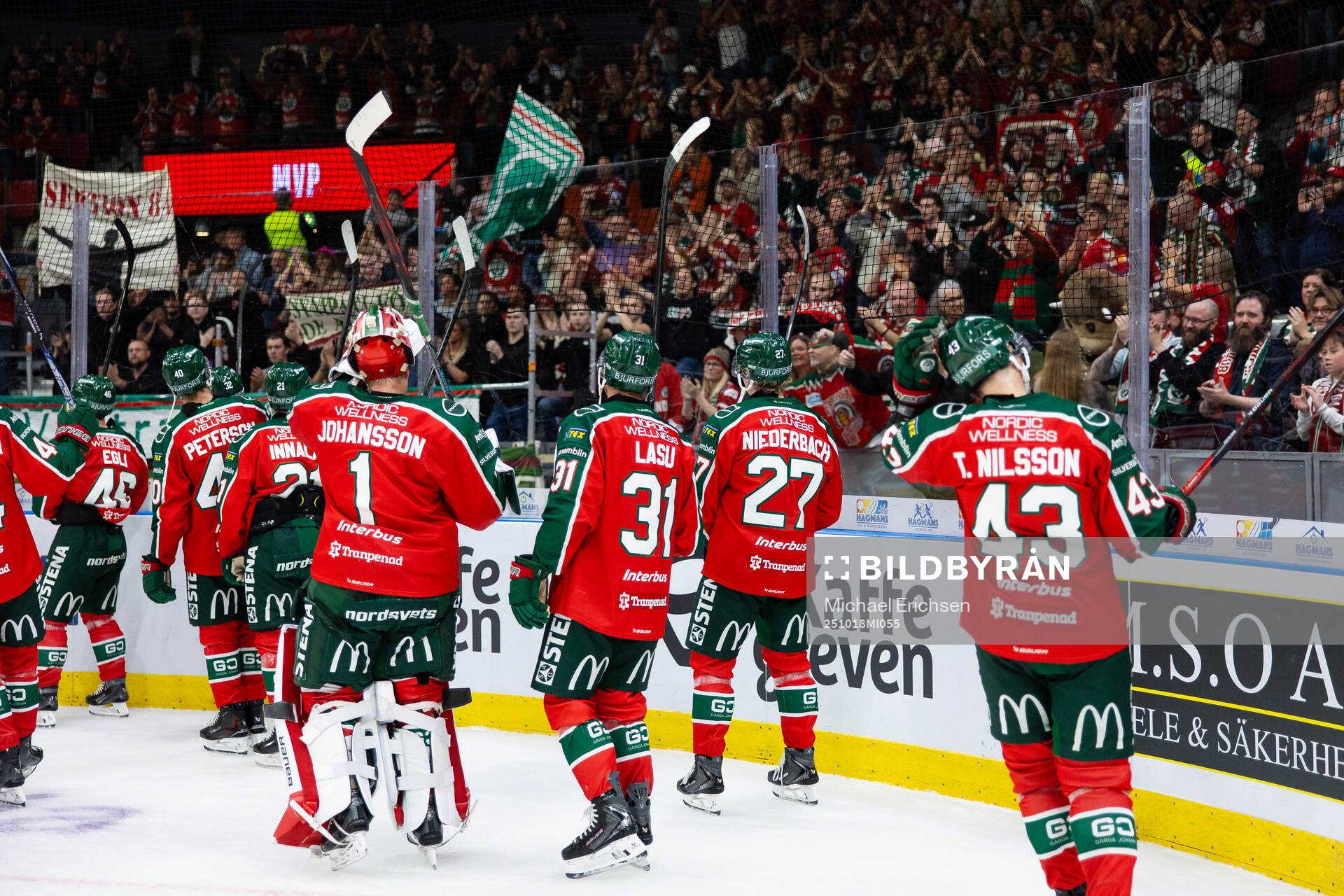 Frölundas spelare jublar och tackar publiken