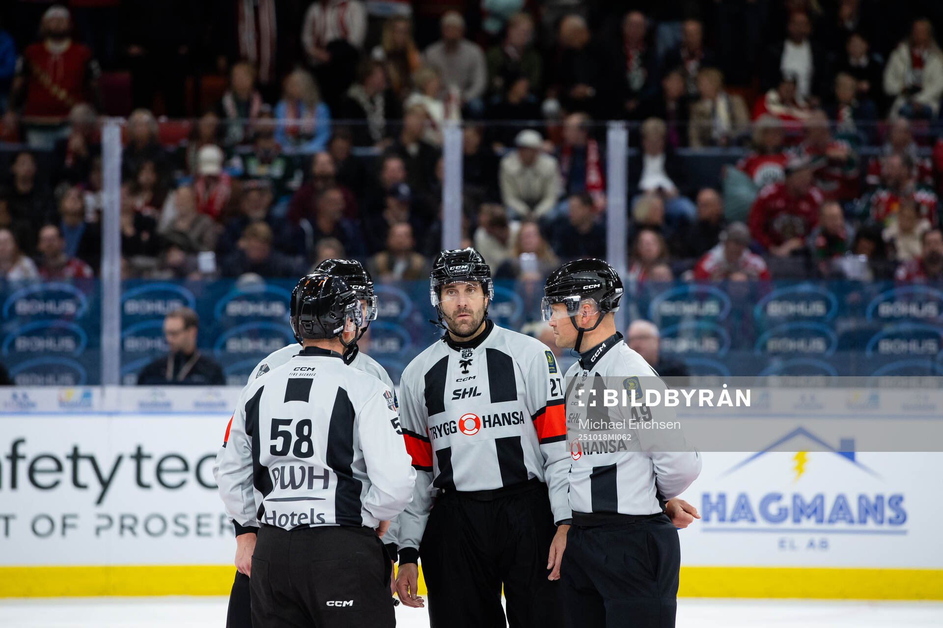 Domare Christoffer Holm, linjedomare Rickard Nilsson,