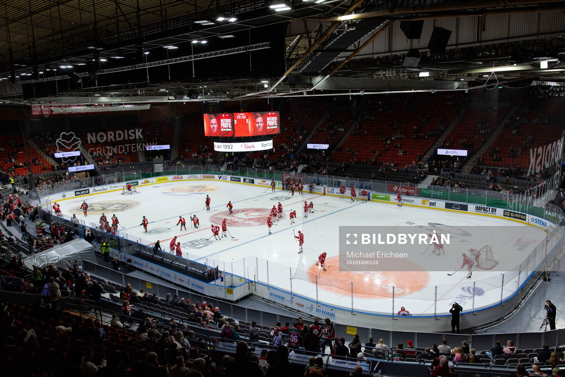 Frölundas och Timrås spelare värmer upp