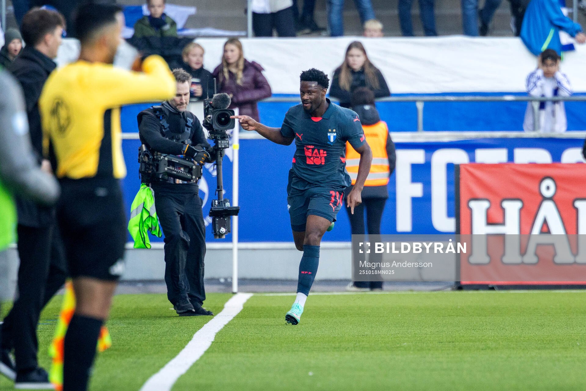 Malmö FFs Emmanuel Ekong jublar