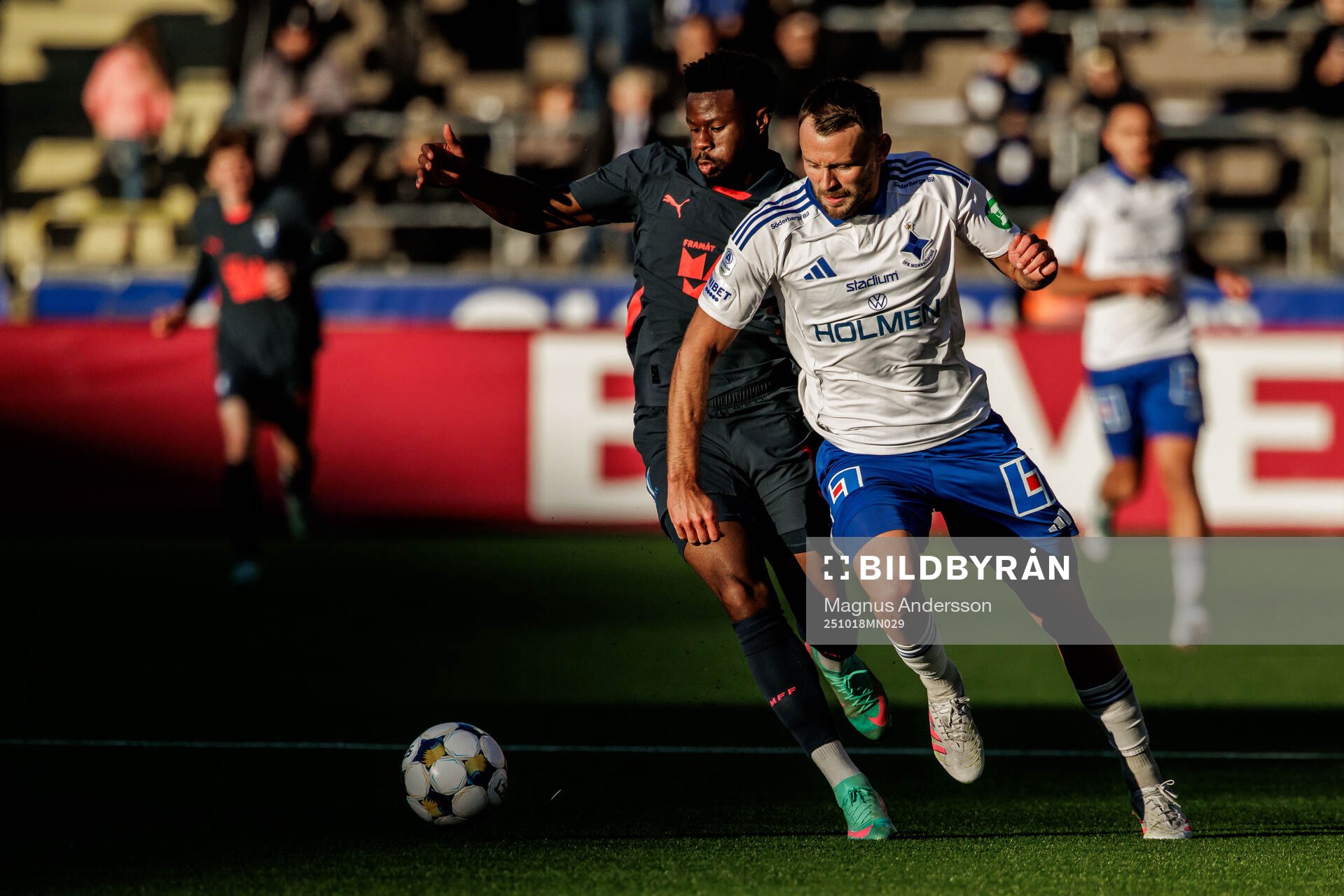 Malmö FFs Emmanuel Ekong och IFK Norrköpings Max Watson