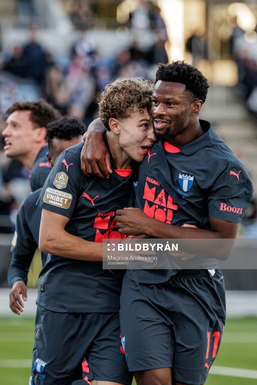Malmö FFs Hugo Bolin och Emmanuel Ekong jublar