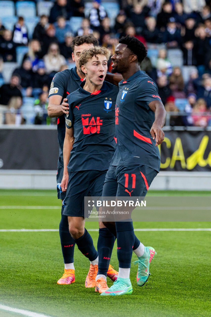 Malmö FFs Hugo Bolin jublar med Emmanuel Ekong