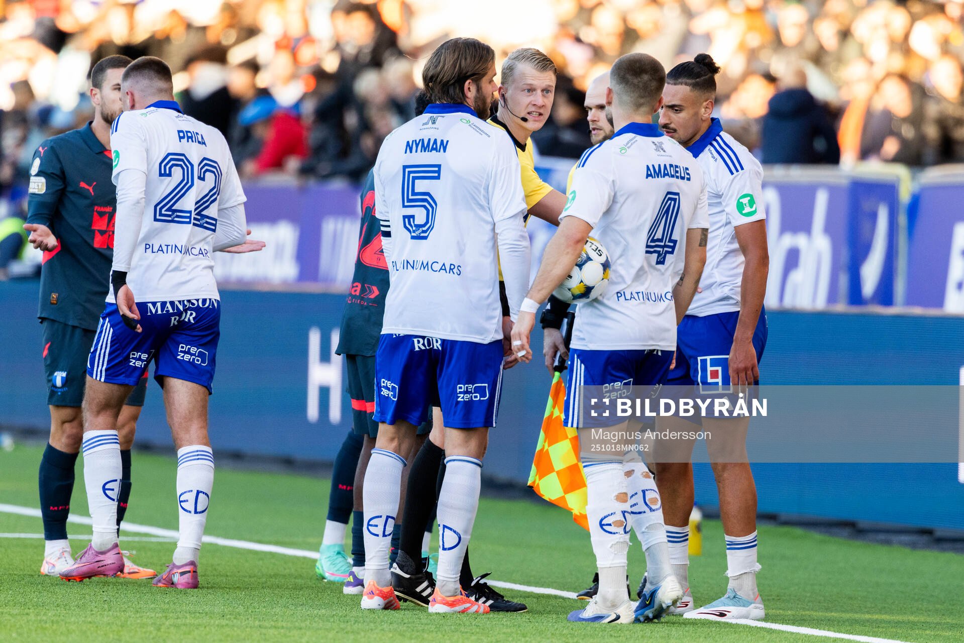Domare Adam Ladebäck och IFK Norrköpings Christoffer