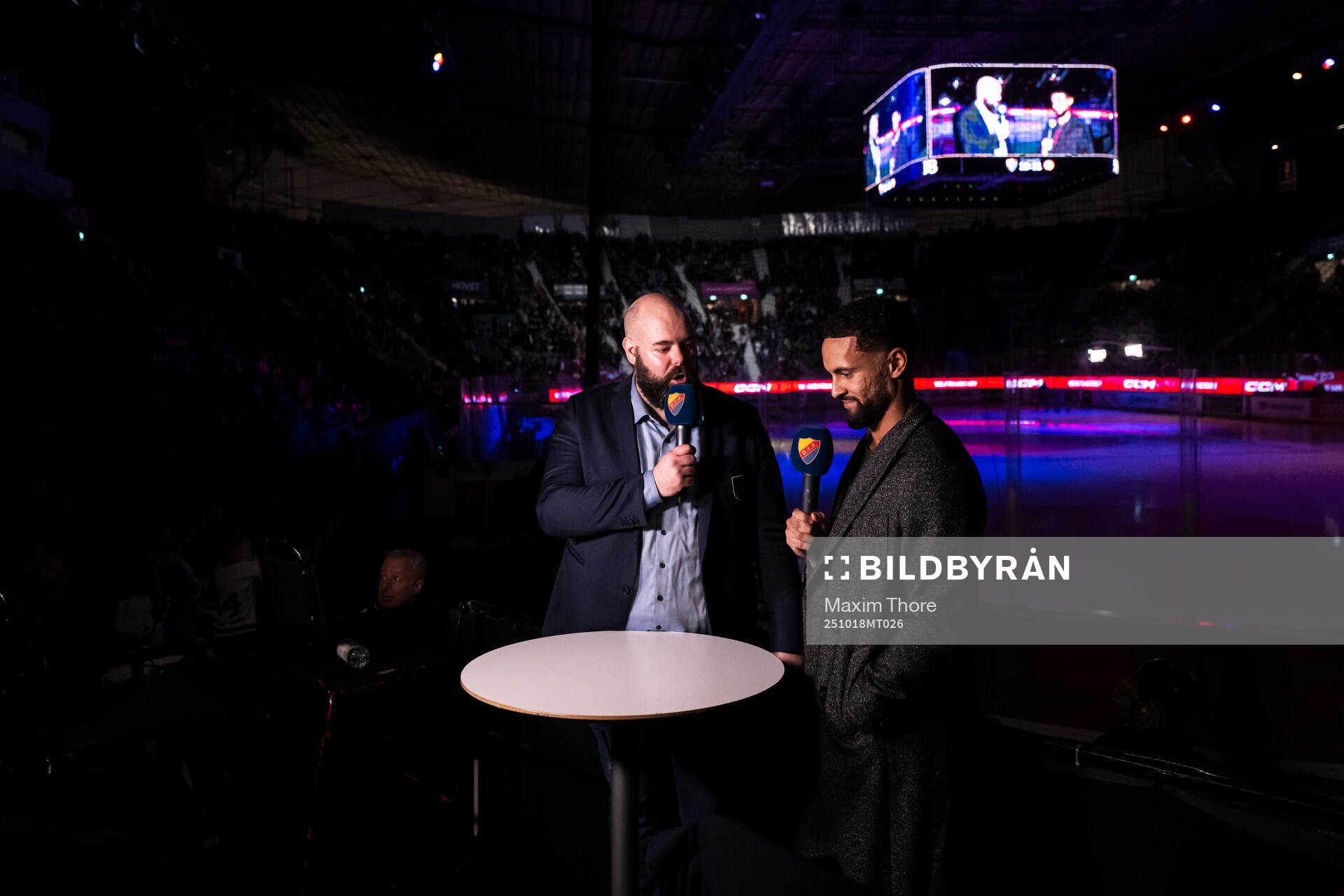 Oliver Kylington blir intervjuad