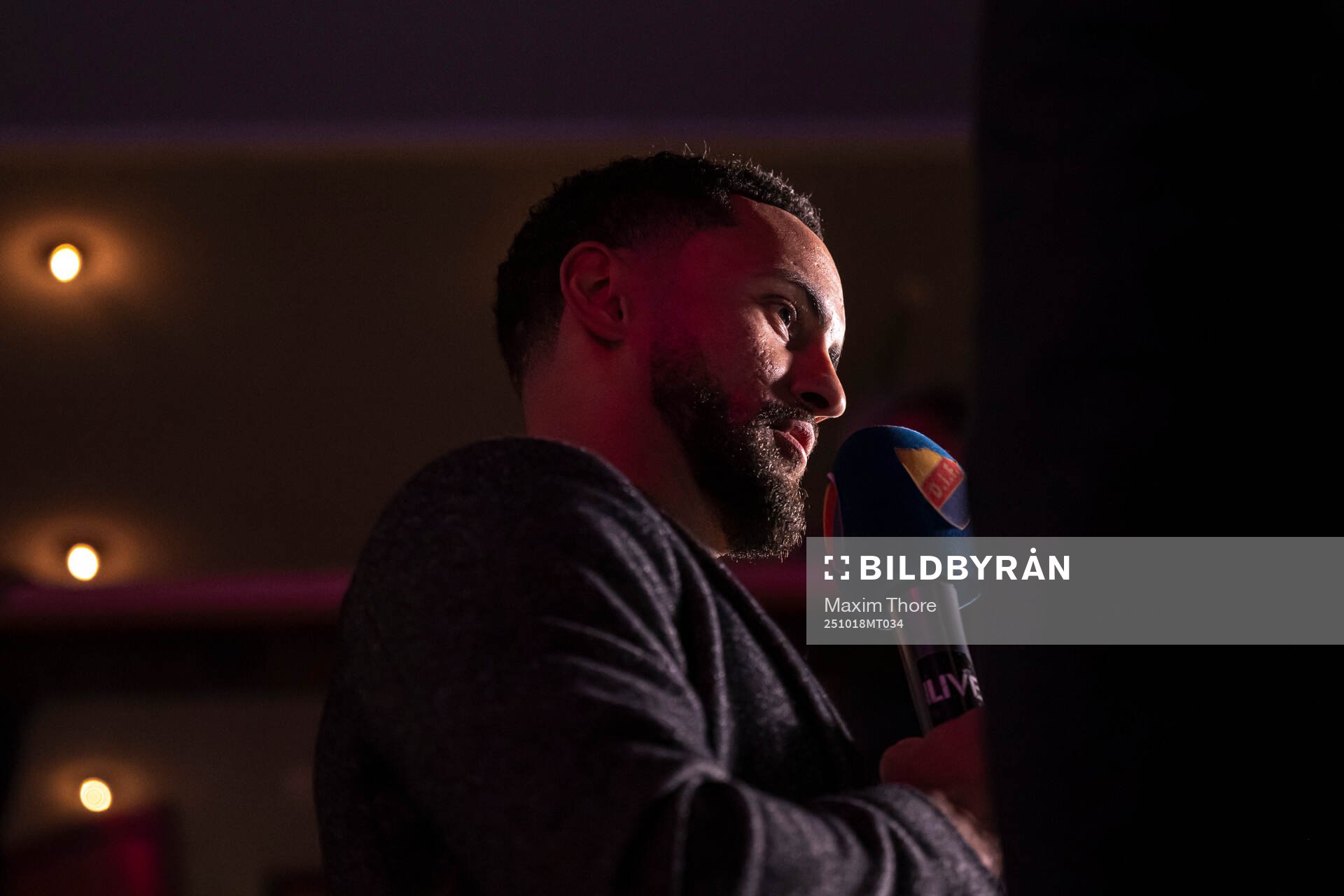Oliver Kylington blir intervjuad