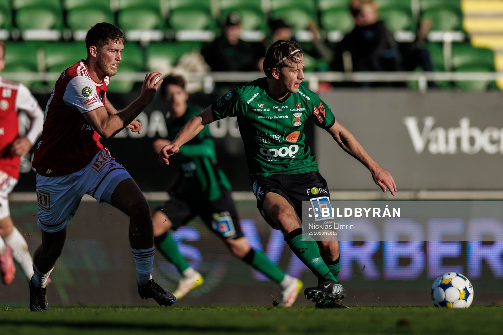 Sandvikens IFs Emil Engqvist och Varbergs Albin Winbo