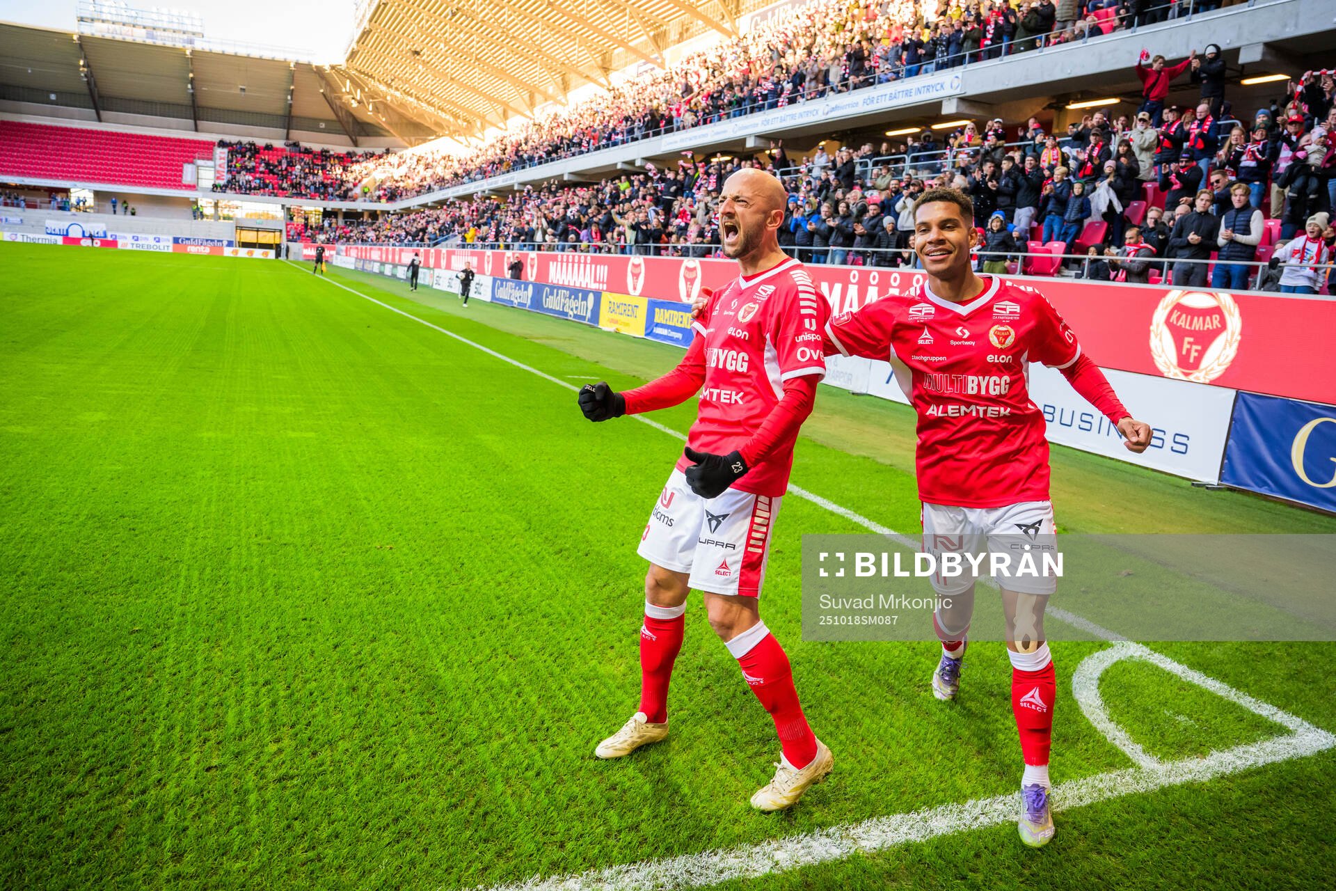 Kalmars Robert Gojani och Anthony Olusanya jublar