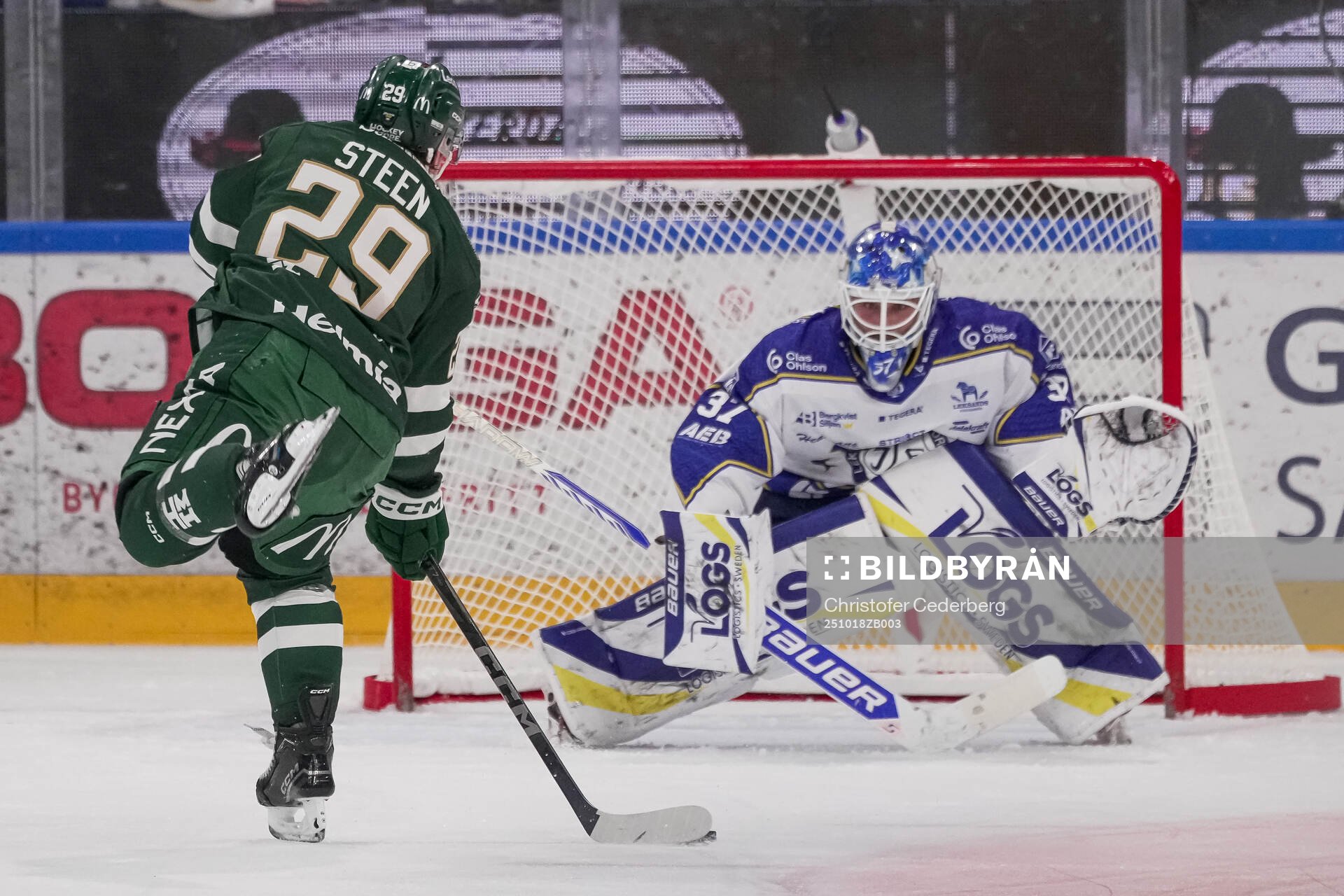 Färjestads Oskar Steen mot Leksands målvakt Jakob Hellsten