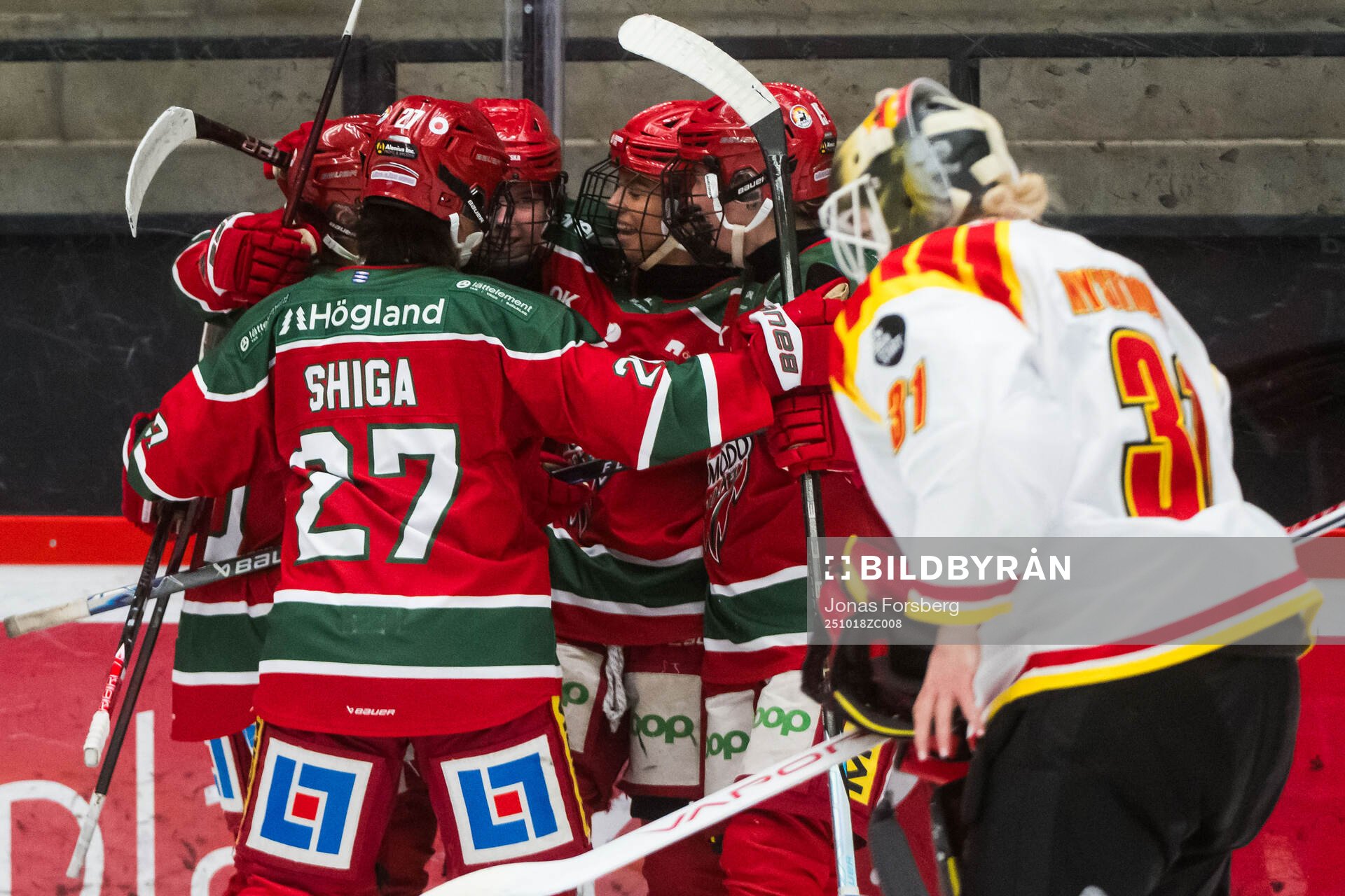 Modos Ebba Hedqvist jublar med lagkamrater 3-0