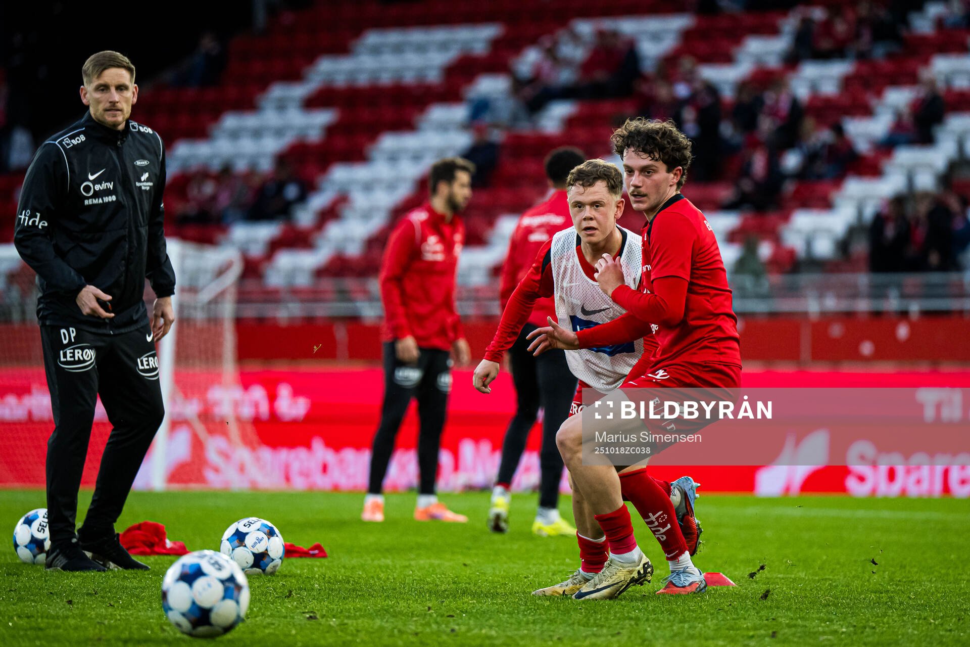 Eggert Aron Gudmundsson and Denzel De Roeve of Brann warms