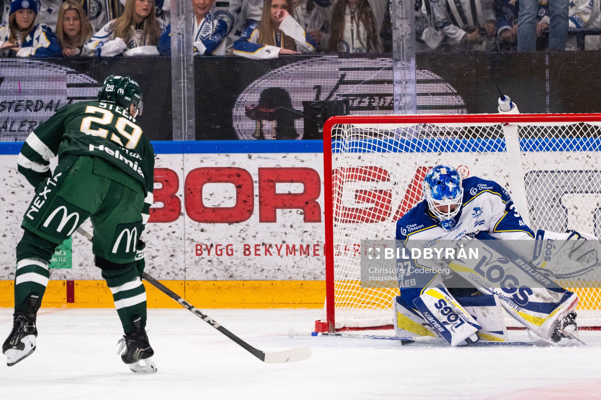 Färjestads Oskar Steen skjuter straff på Leksands