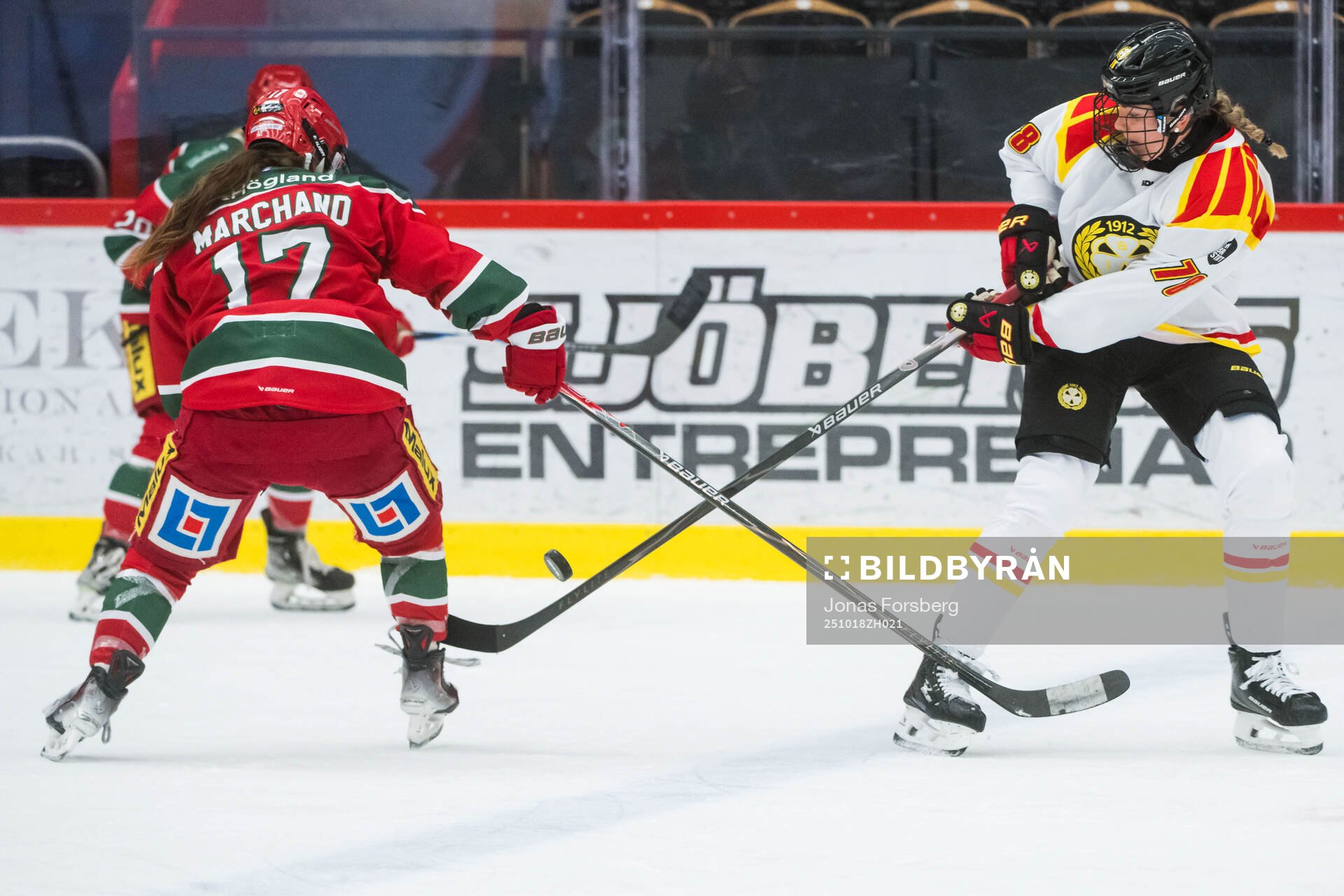 Brynäs Elin Svensson och Modos Sarah Marchand