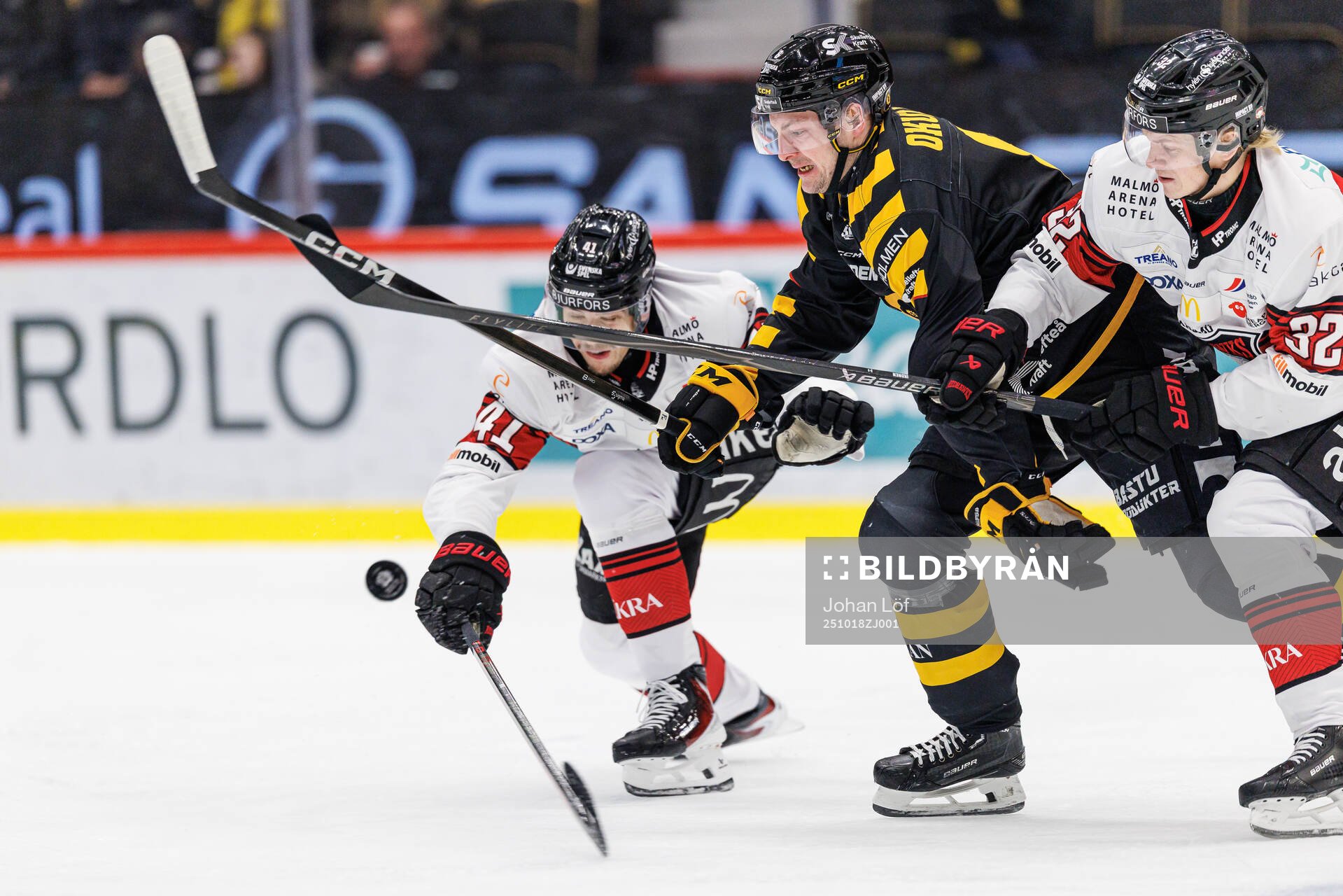 Malmö Redhawks Joseph Berger och Joona Ikonen mot