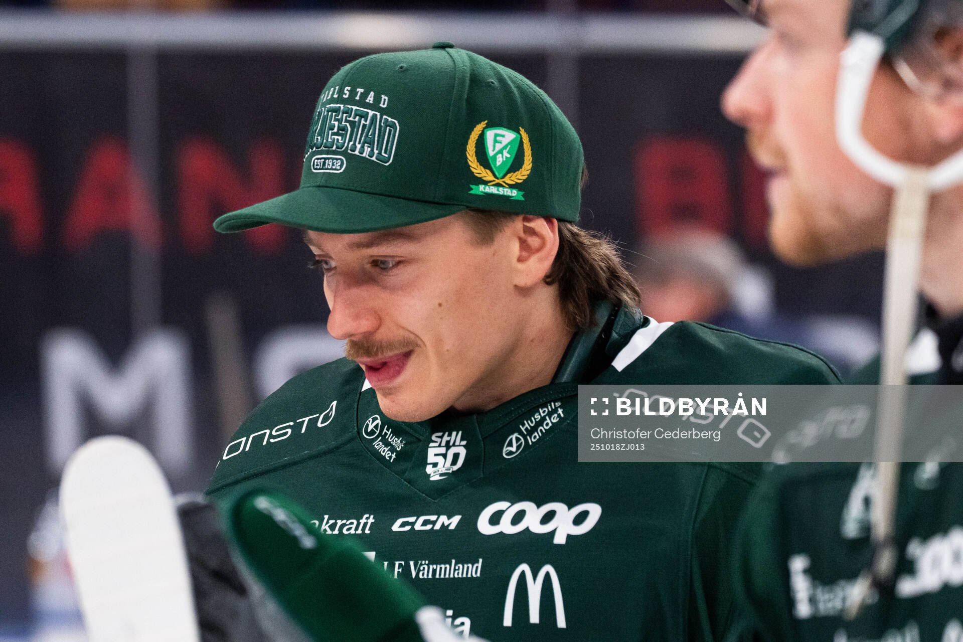 Färjestads målvakt Emil Larmi jublar