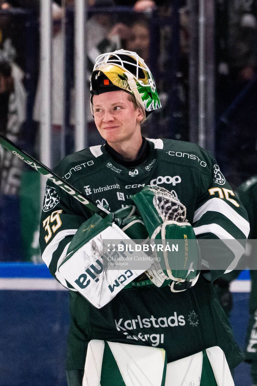 Färjestads målvakt Melker Thelin jublar