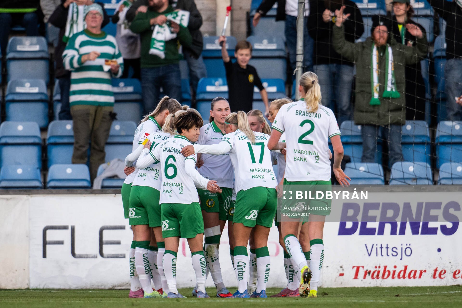 Hammarbys Vilde Hasund jublar med lagkamrater