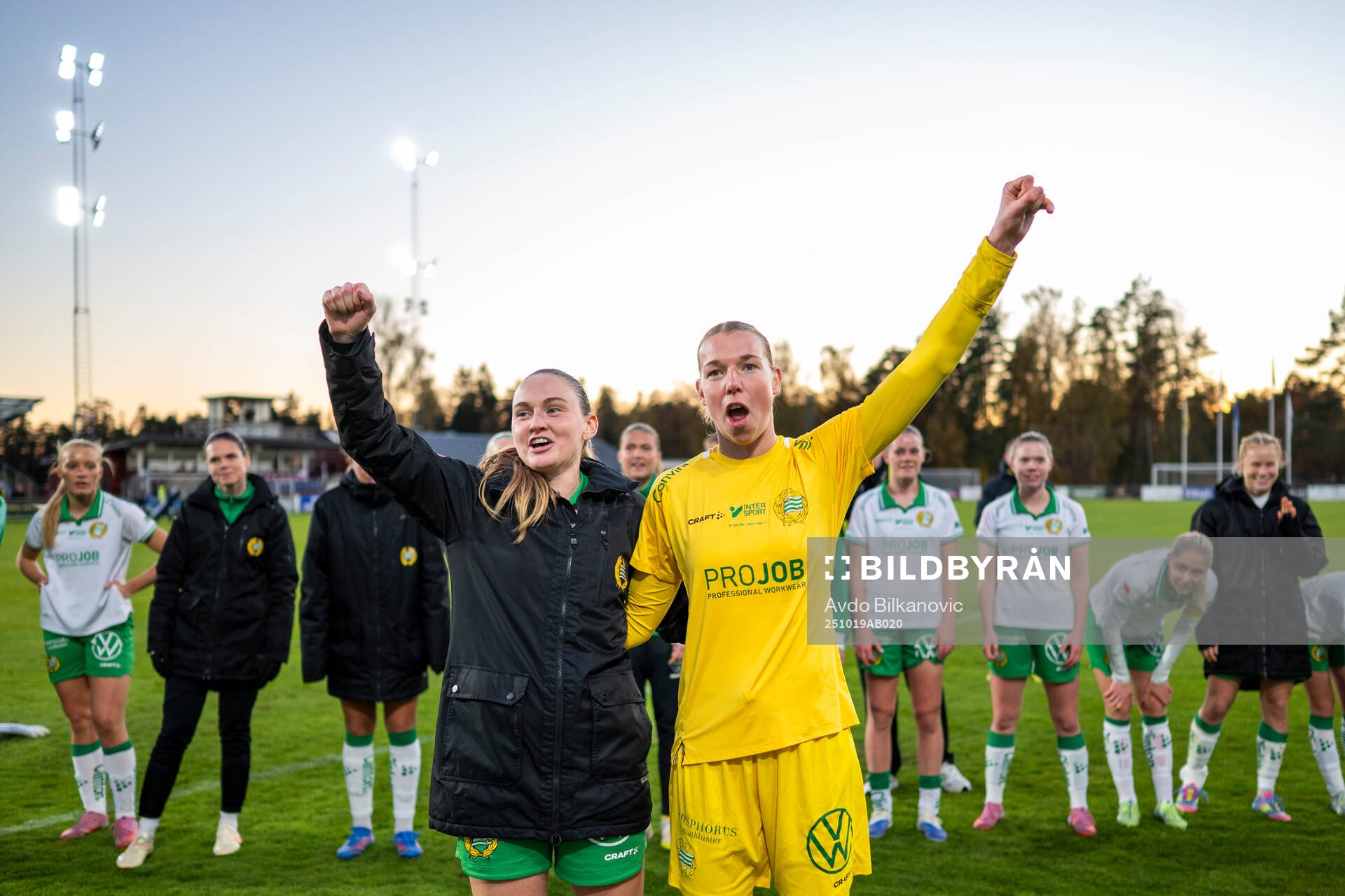 Hammarbys Vilde Hasund och målvakt Melina Loeck jublar