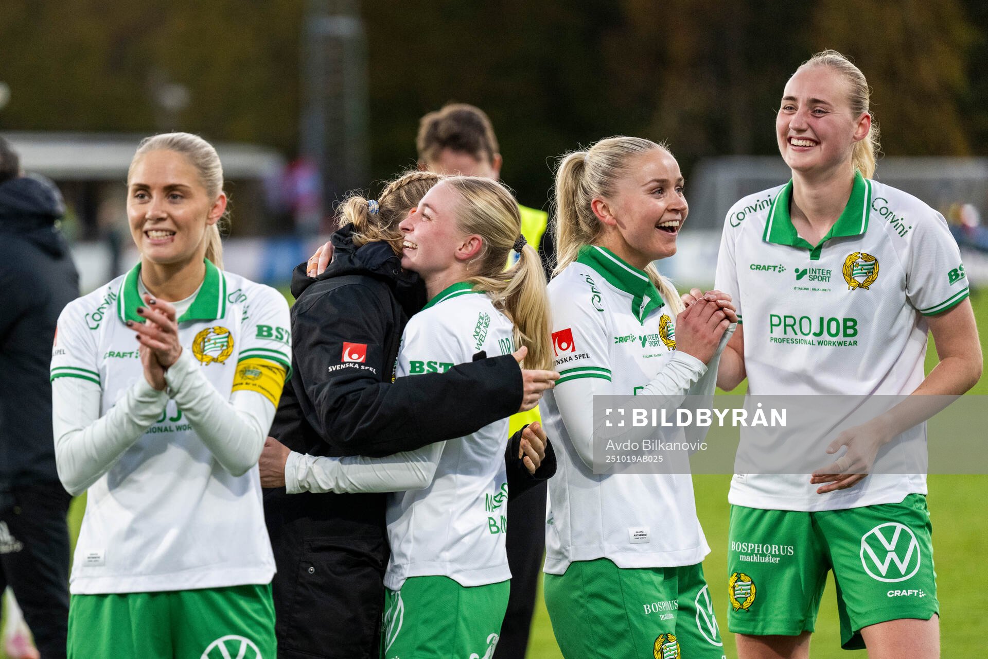 Hammarbys Emilie Joramo får en kram, jublar