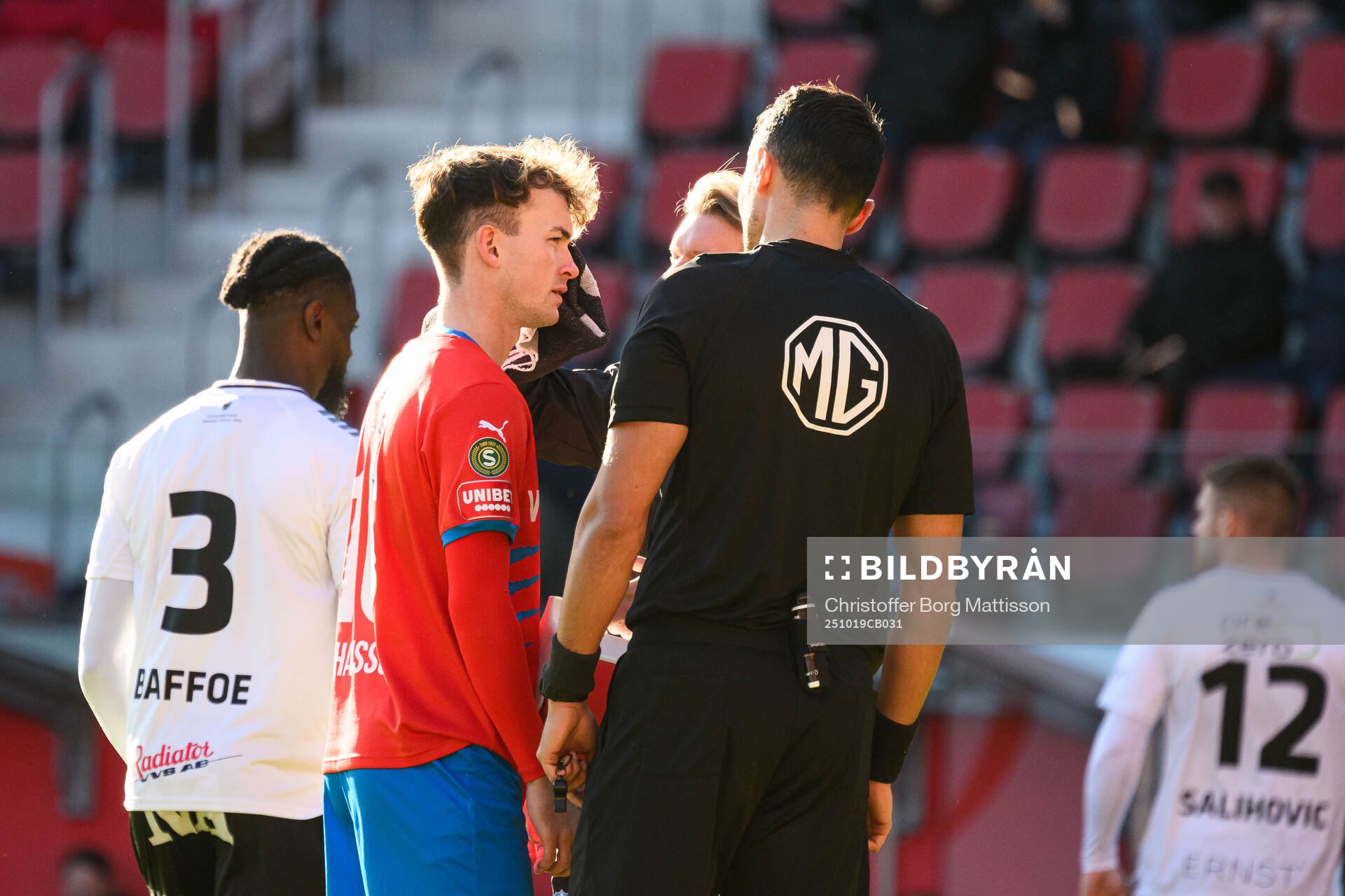 Helsingborgs Alexander Johansson får vård av medicinsk
