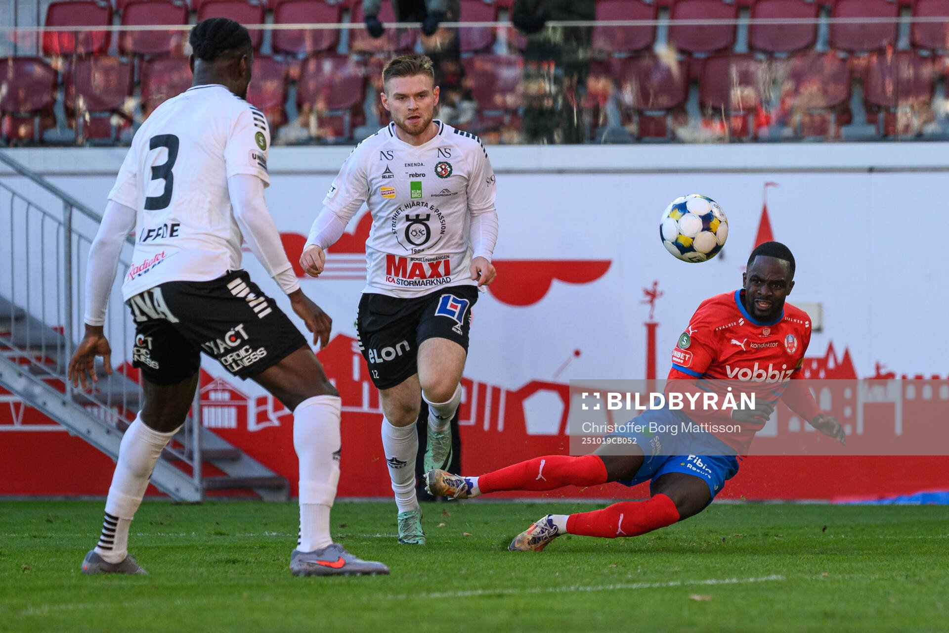 Örebros Dino Salihovic och Helsingborgs Adam Akimey