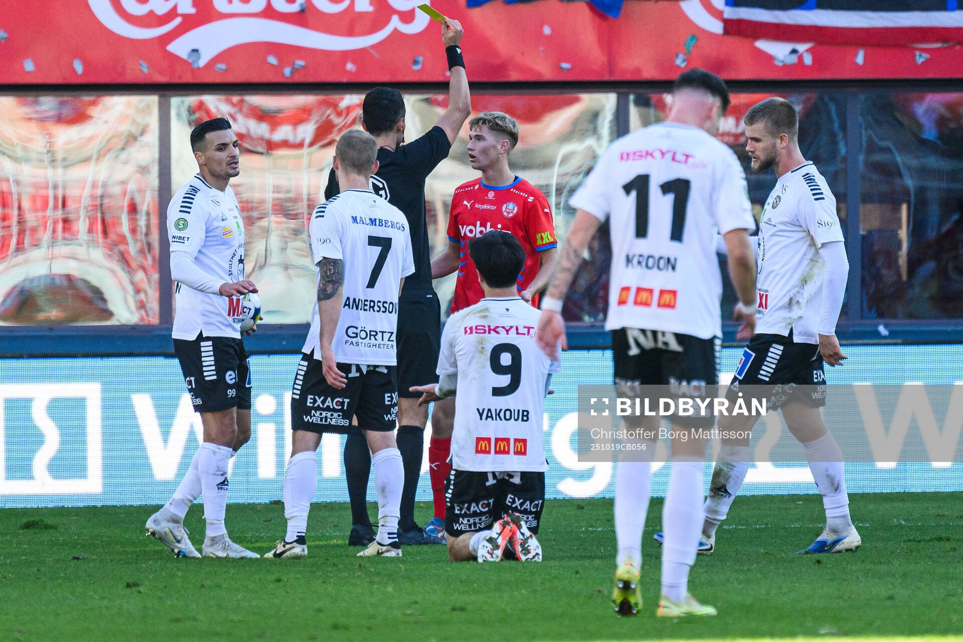 Domare Adi Aganovic dömer gult kort och Helsingborgs