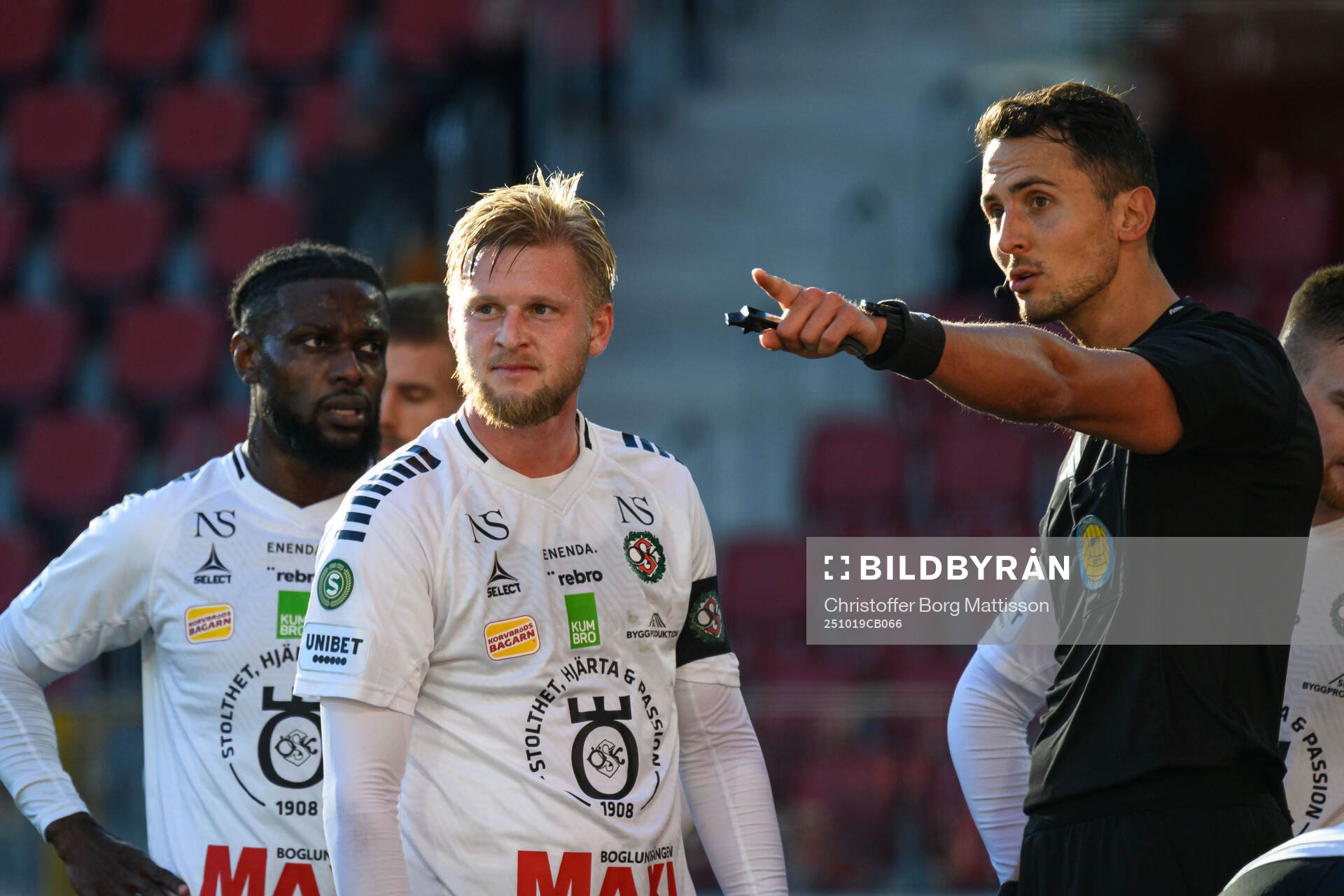 Örebros Joseph Baffoe och Karl Holmberg i samtal med