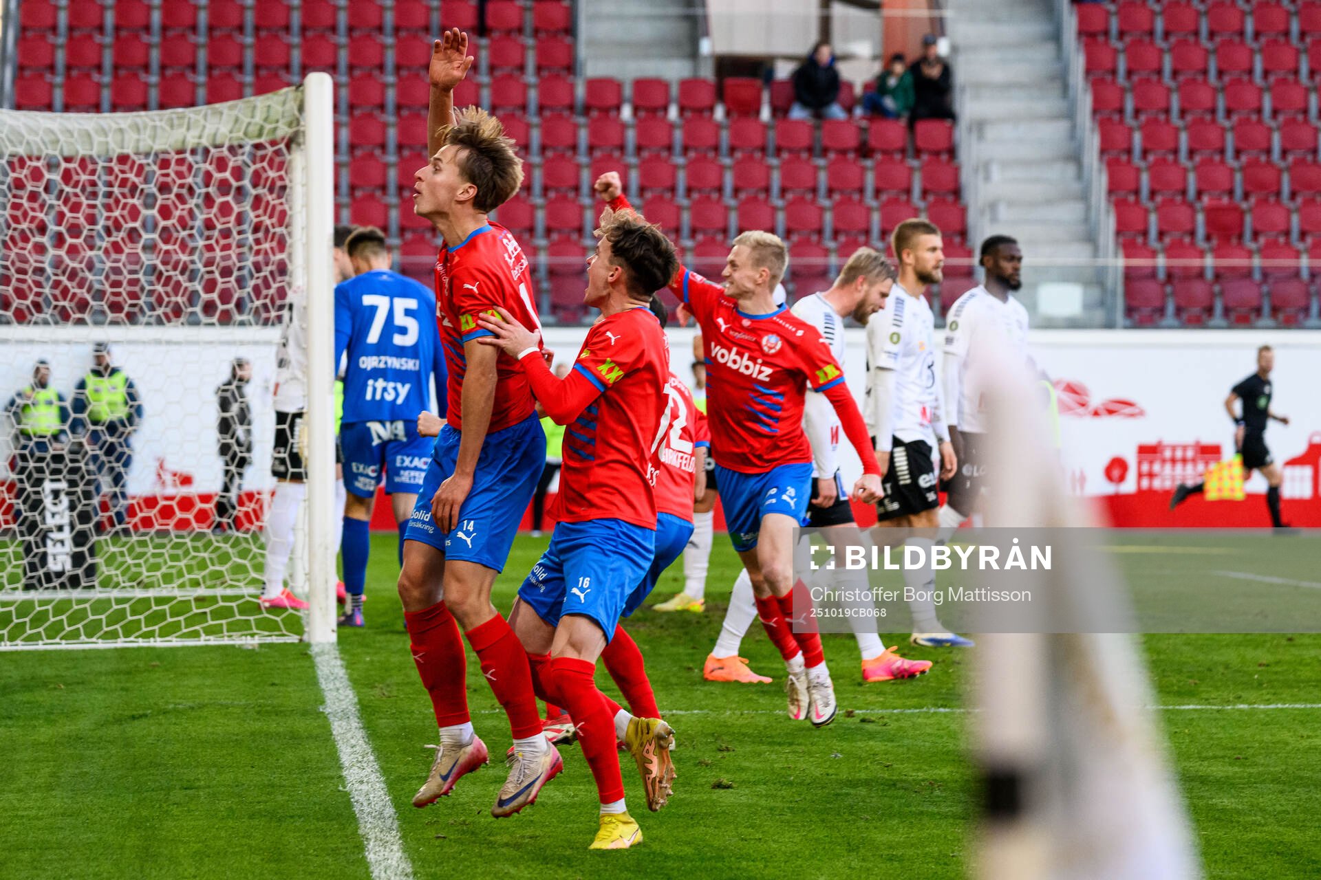 Helsingborgs Lukas Kjellnäs och Alexander Johansson jublar
