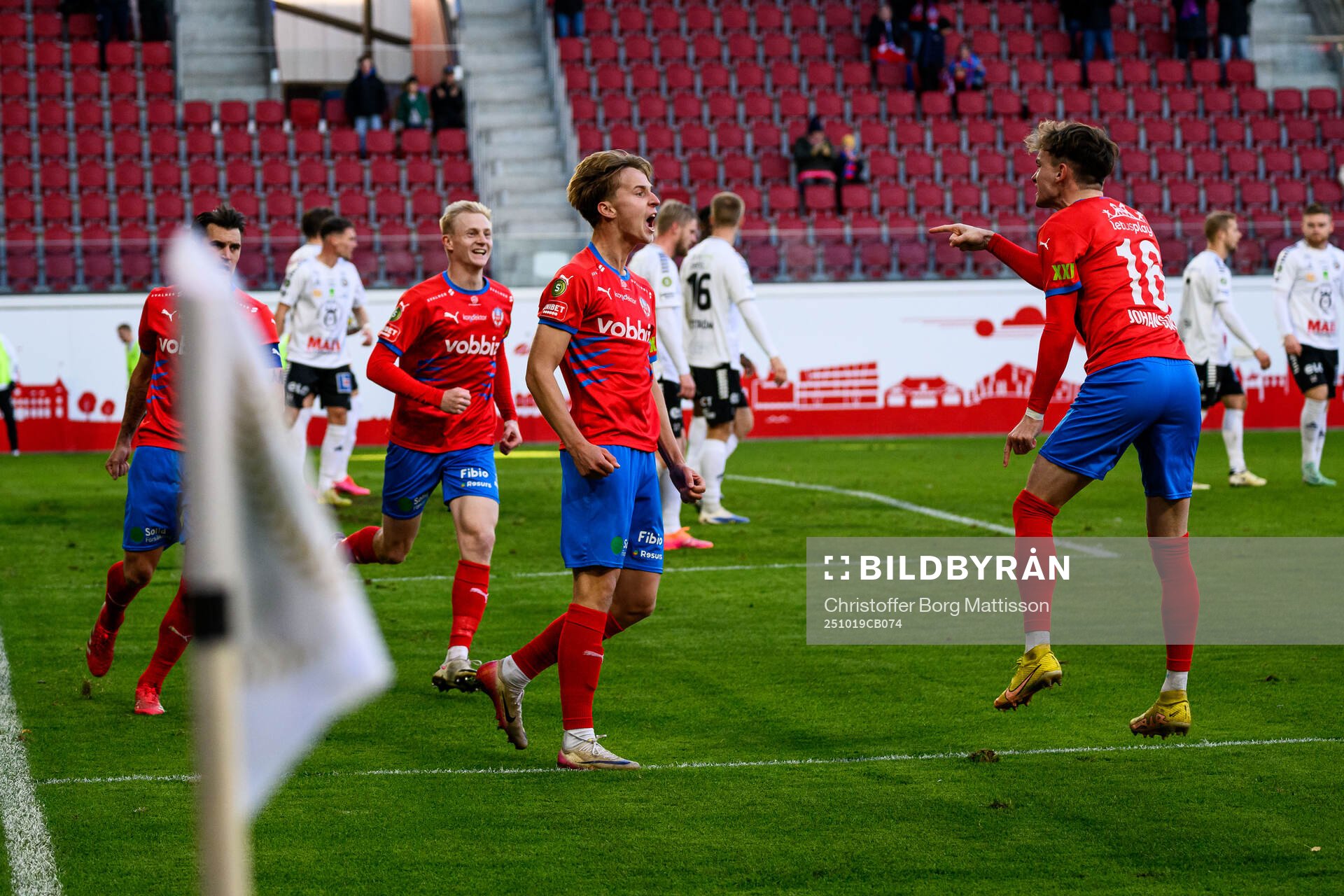 Helsingborgs Lukas Kjellnäs och Alexander Johansson jublar