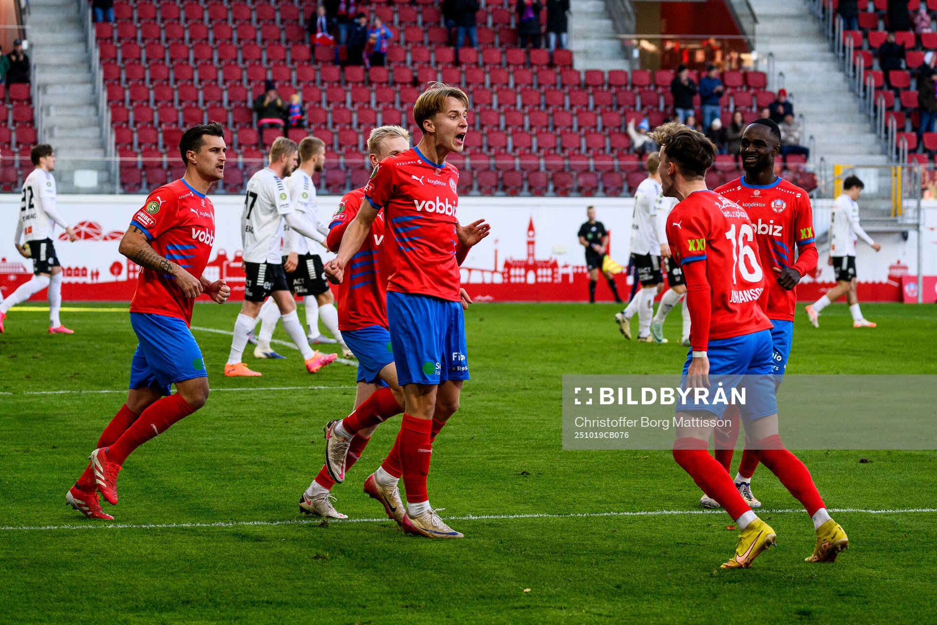 Helsingborgs Lukas Kjellnäs och Alexander Johansson jublar