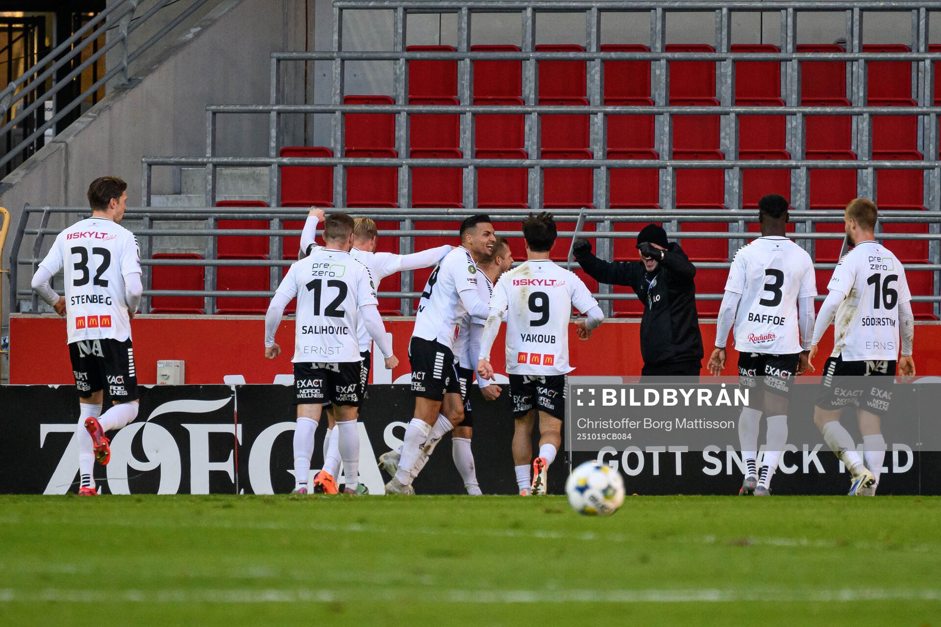 Örebros Erik Andersson jublar