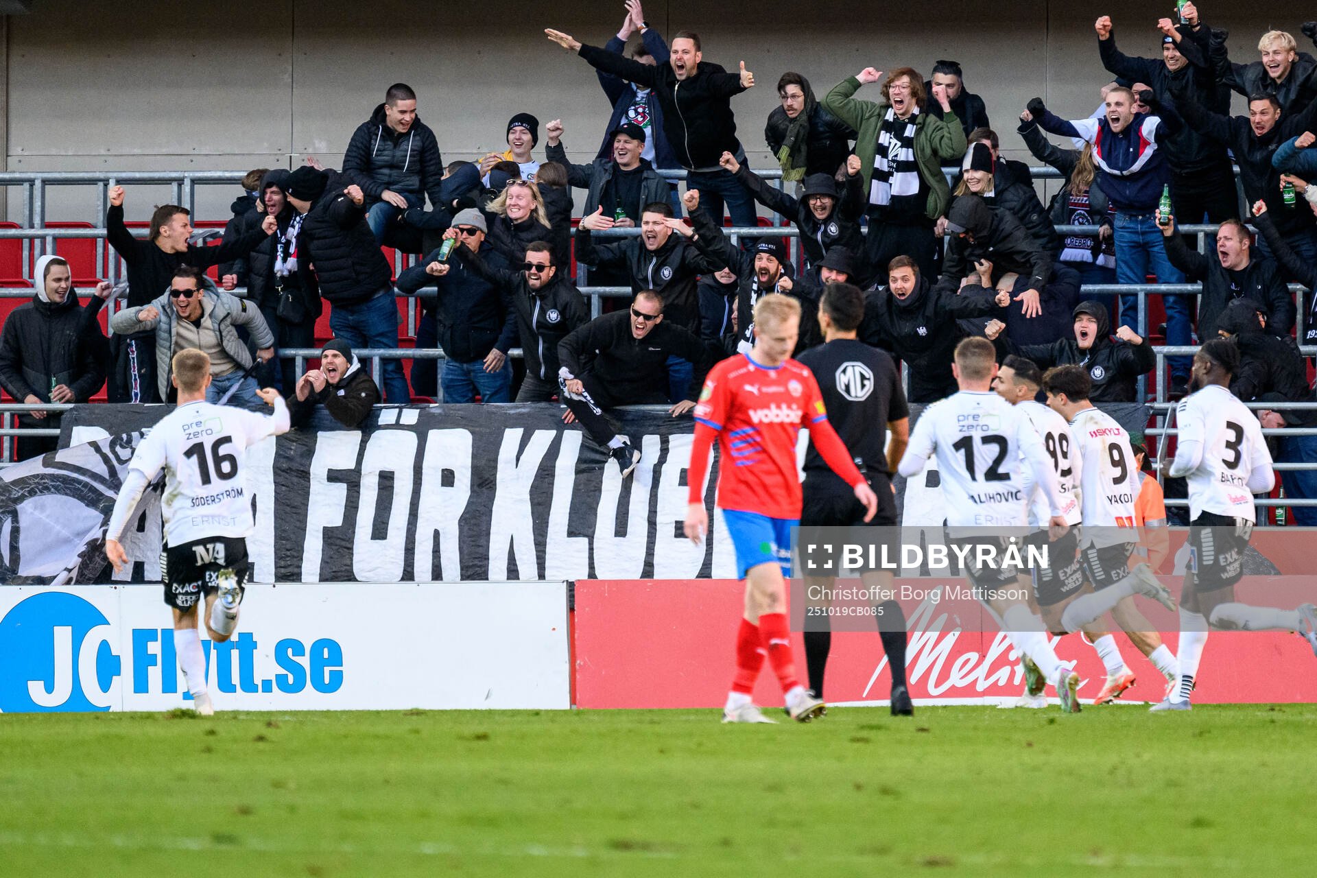 Örebros supportrar jublar