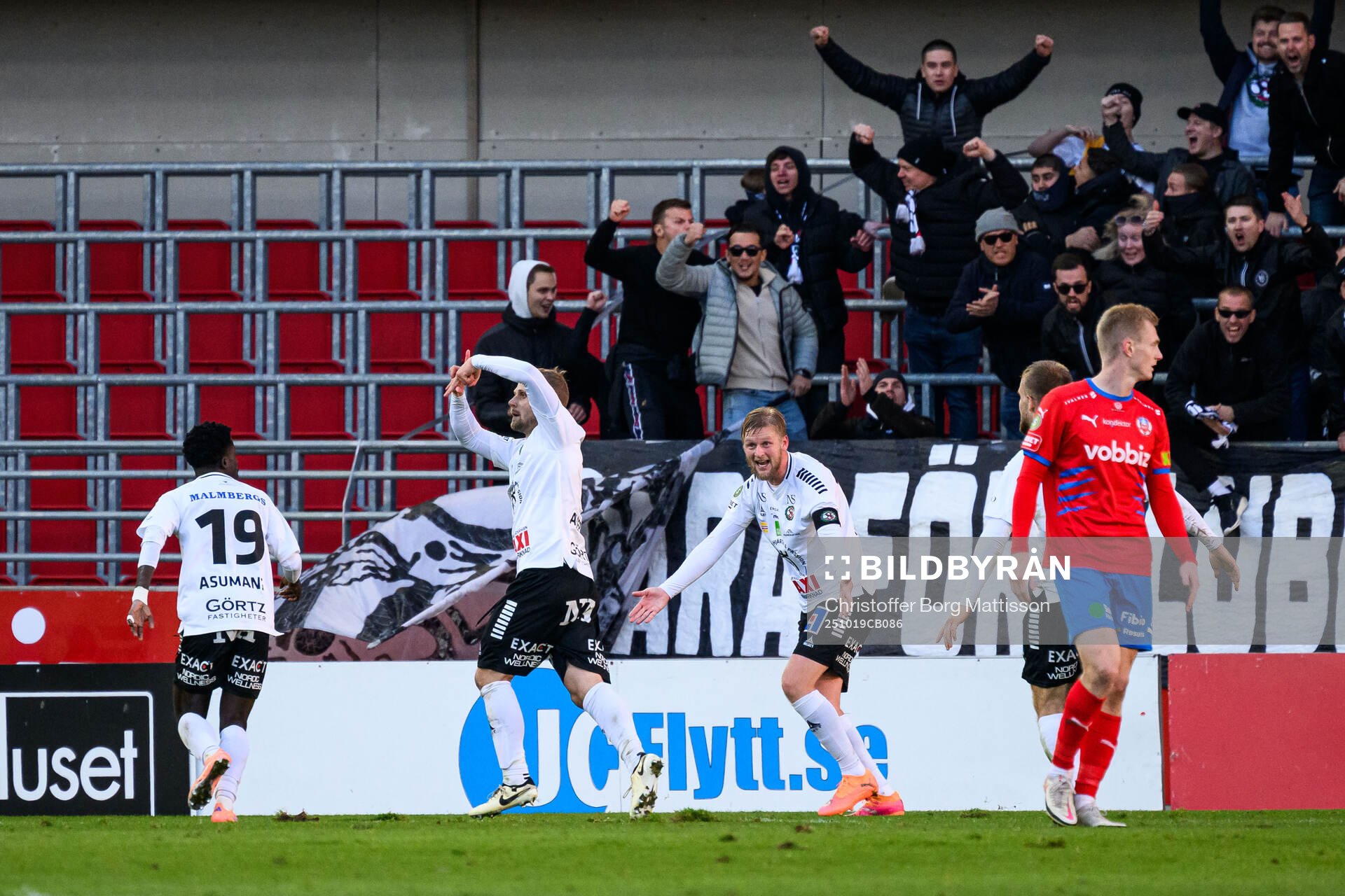 Örebros Erik Andersson jublar