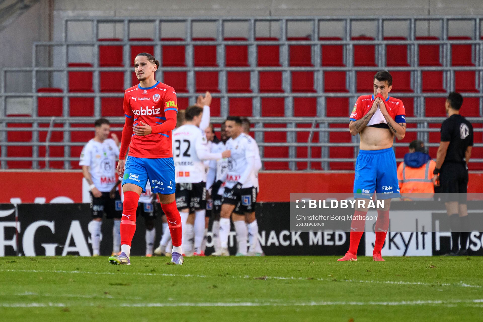 Helsingborgs Ervin Gigovic och Jon Birkfeldt deppar