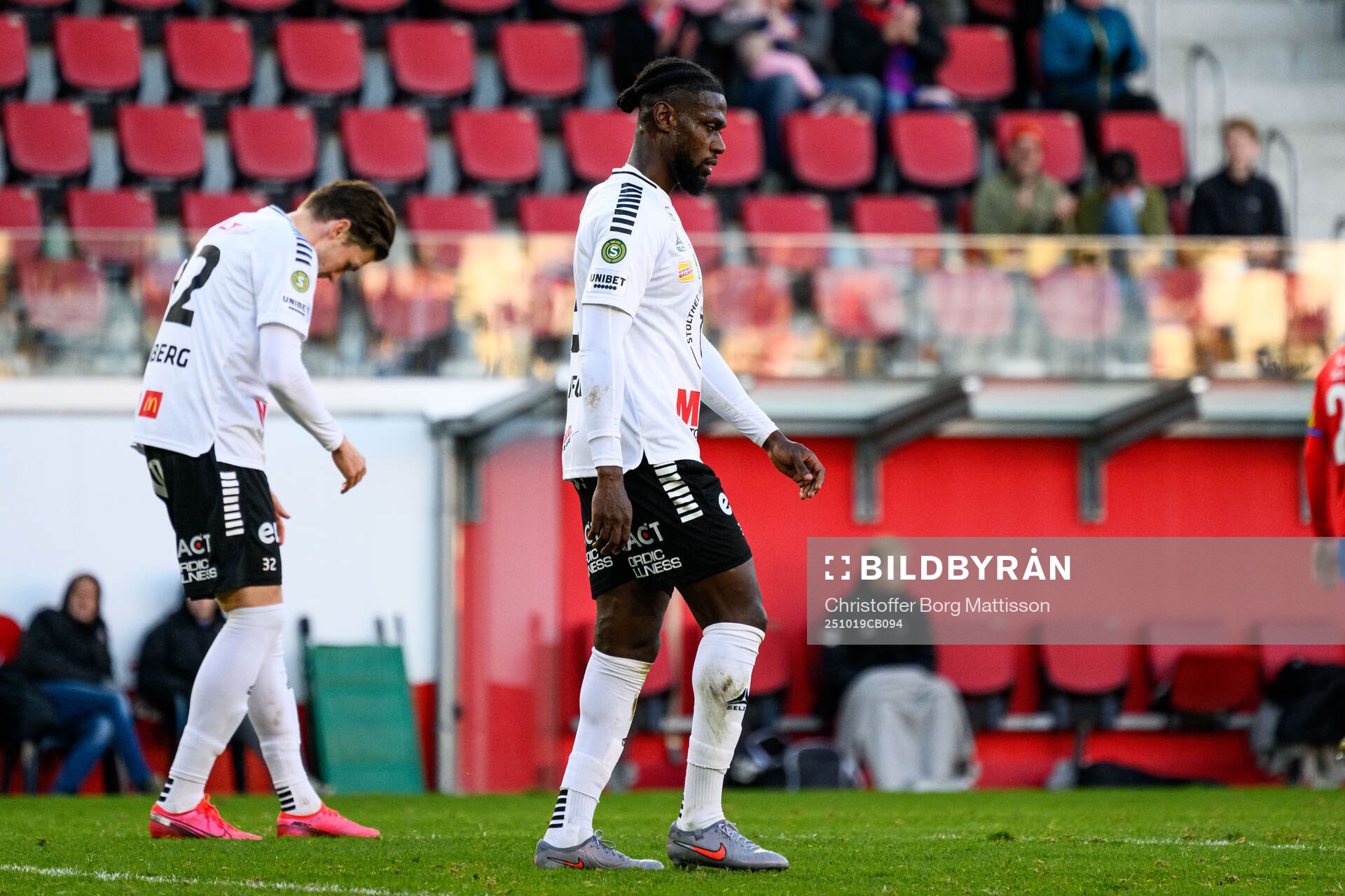 Örebros John Stenberg och Joseph Baffoe deppar