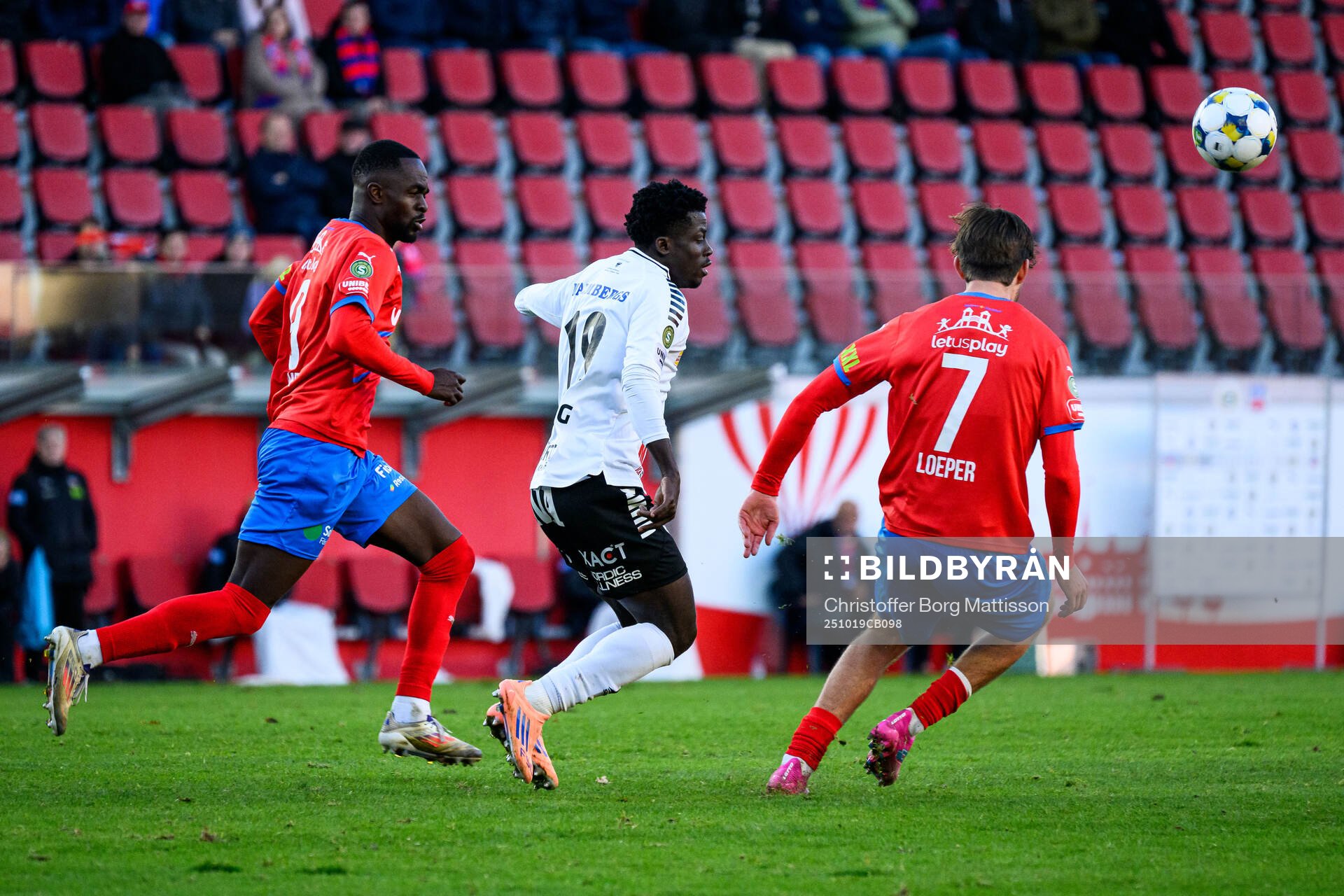 Helsingborgs Adam Akimey och Örebros Blessing Asumang