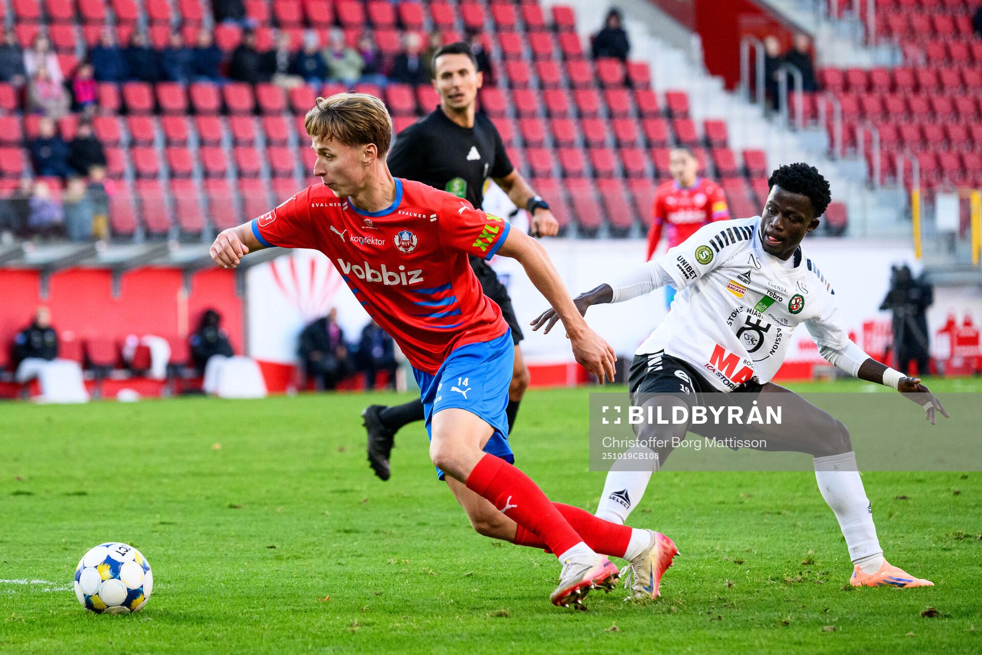 Helsingborgs Lukas Kjellnäs och Örebros Blessing Asumang