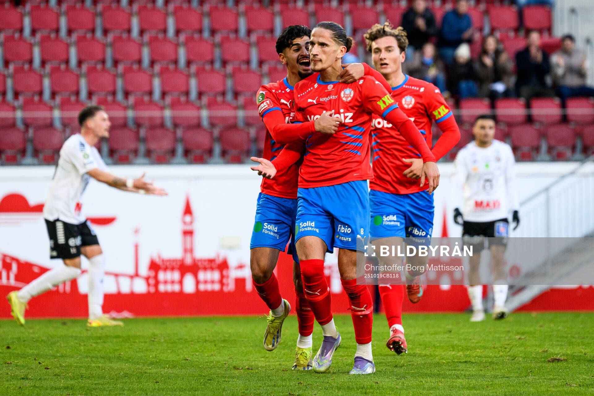 Helsingborgs Baker Amer och Ervin Gigovic jublar