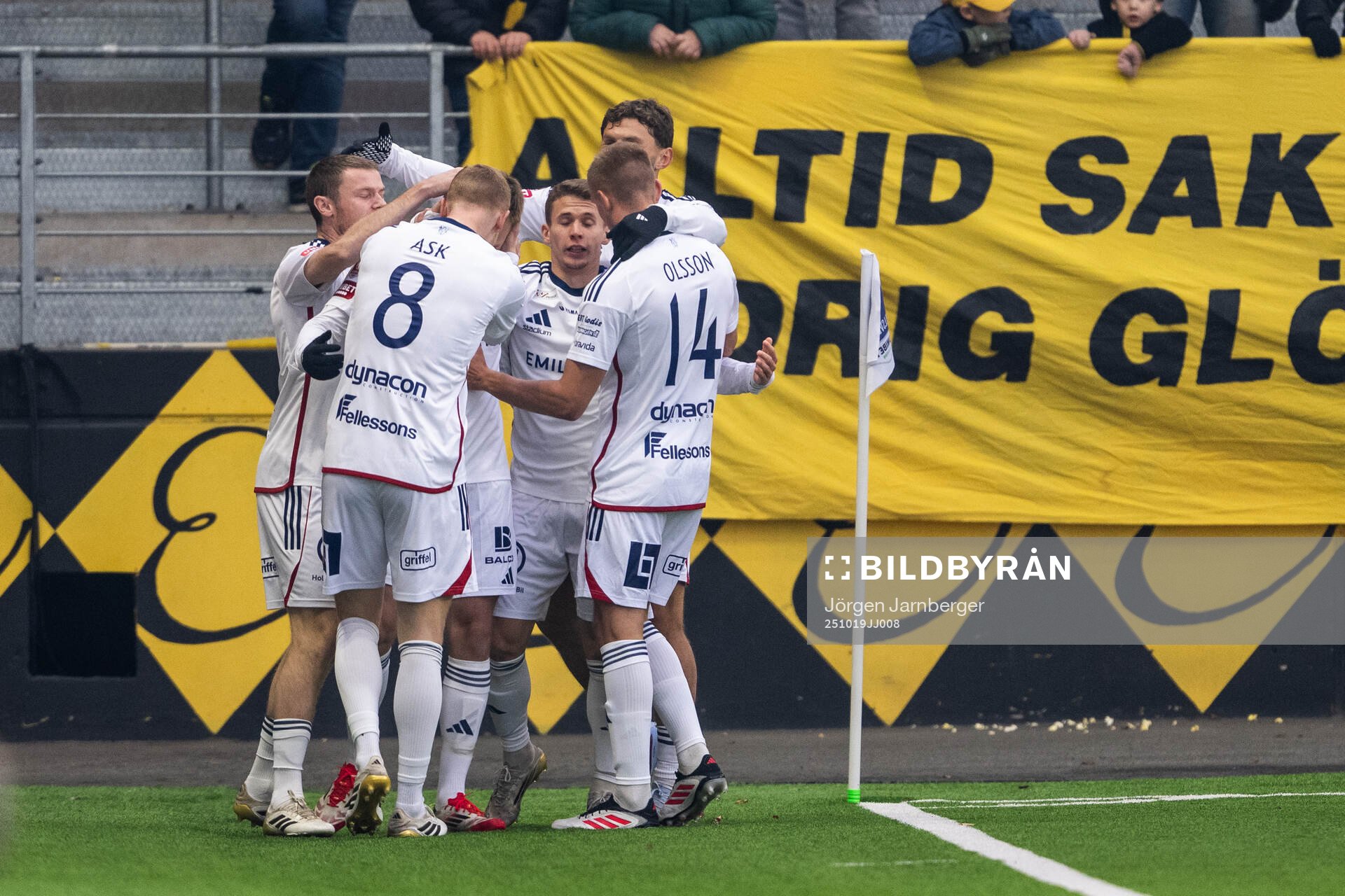 Östers Oscar Uddenäs jublar med lagkamrater