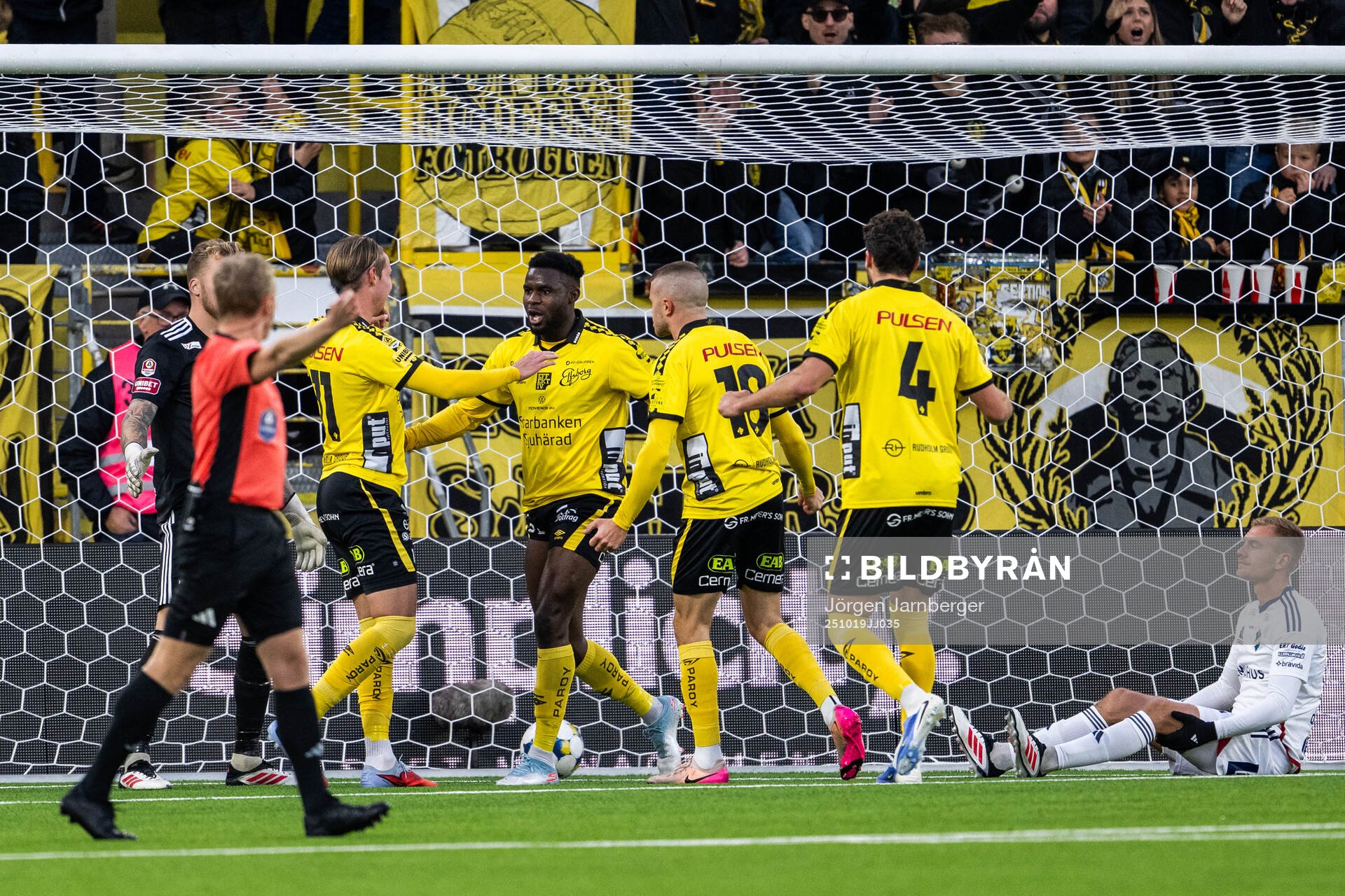 Elfsborgs Ibrahim Buhari jublar med lagkamrater