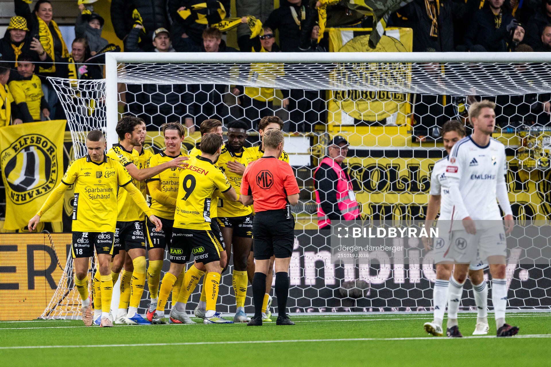 Elfsborgs Ibrahim Buhari jublar med lagkamrater