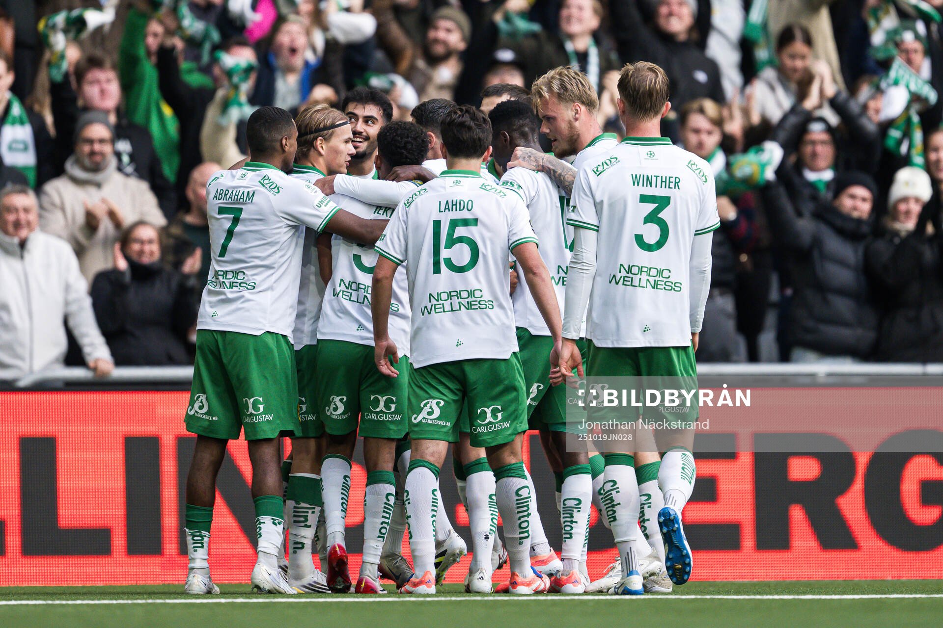 Hammarbys Montader Madjed jublar med lagkamrater
