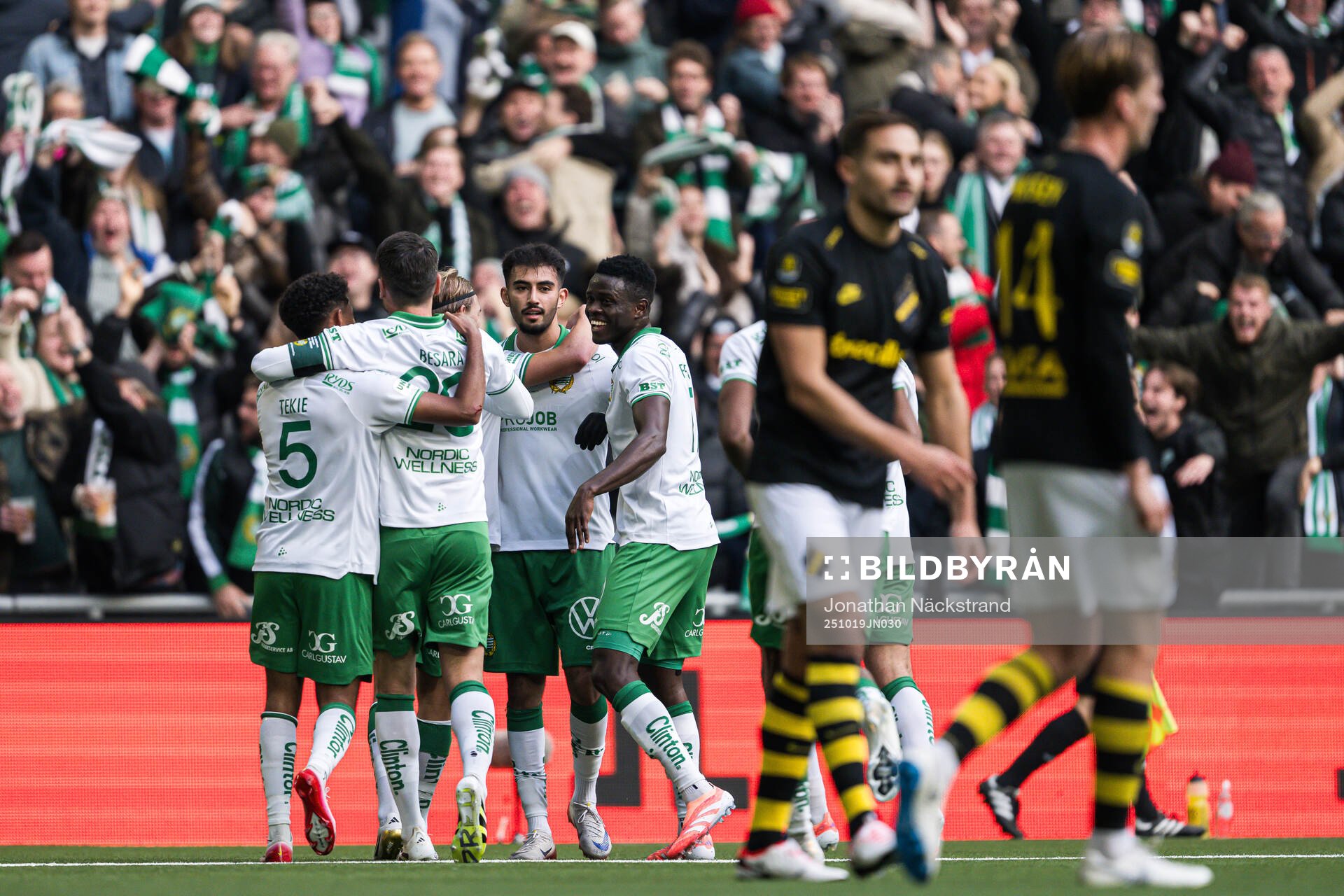 Hammarbys Montader Madjed jublar med lagkamrater