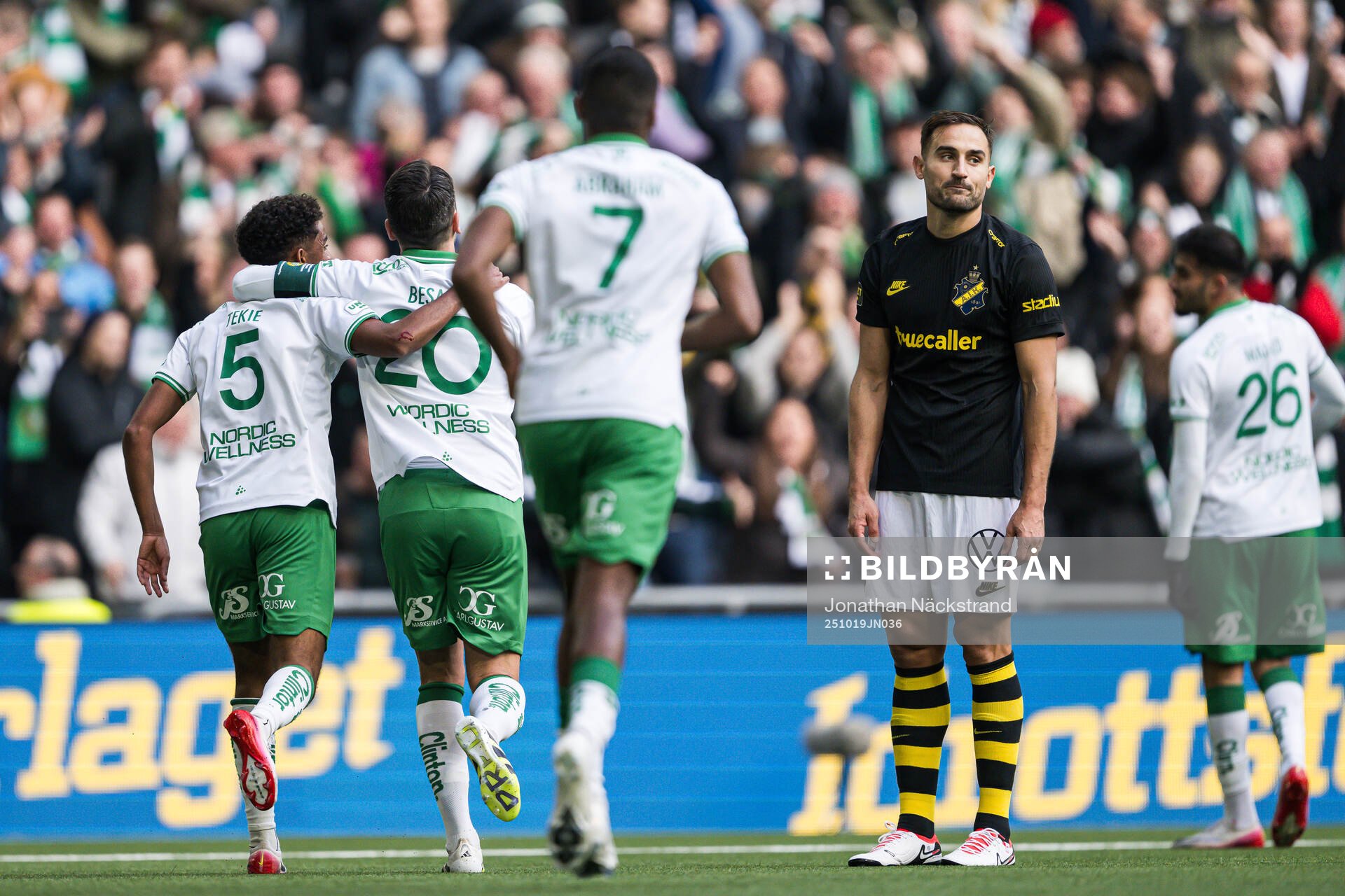 Hammarbys Tesfaldet Tekie och Nahir Besara jublar medan