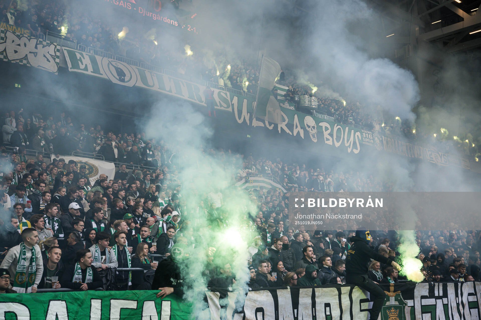 Hammarbys supportrar med pyroteknik