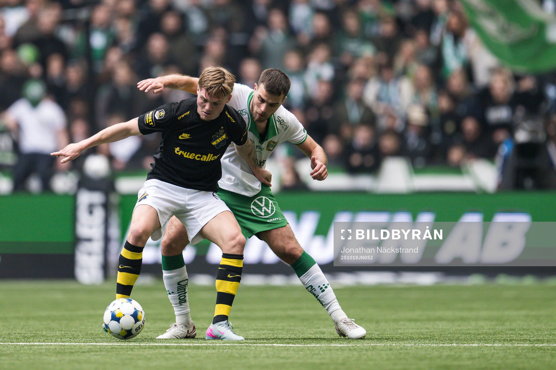 AIKs Erik Hovden Flataker och Hammarbys Pavle Vagic