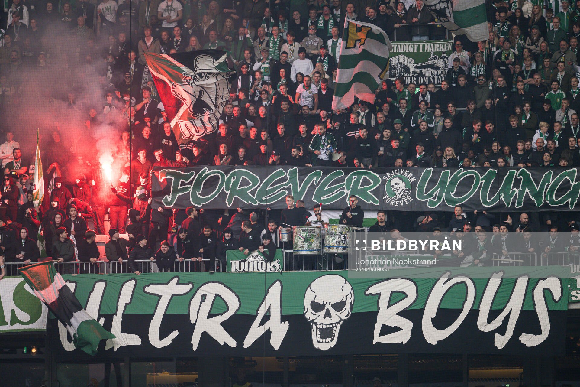 Hammarbys supportrar med bengaler
