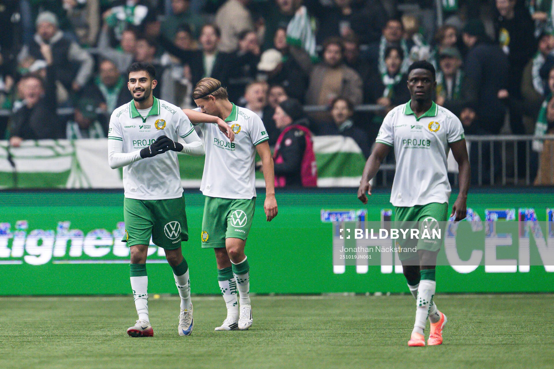 Hammarbys Montader Madjed jublar med lagkamrater